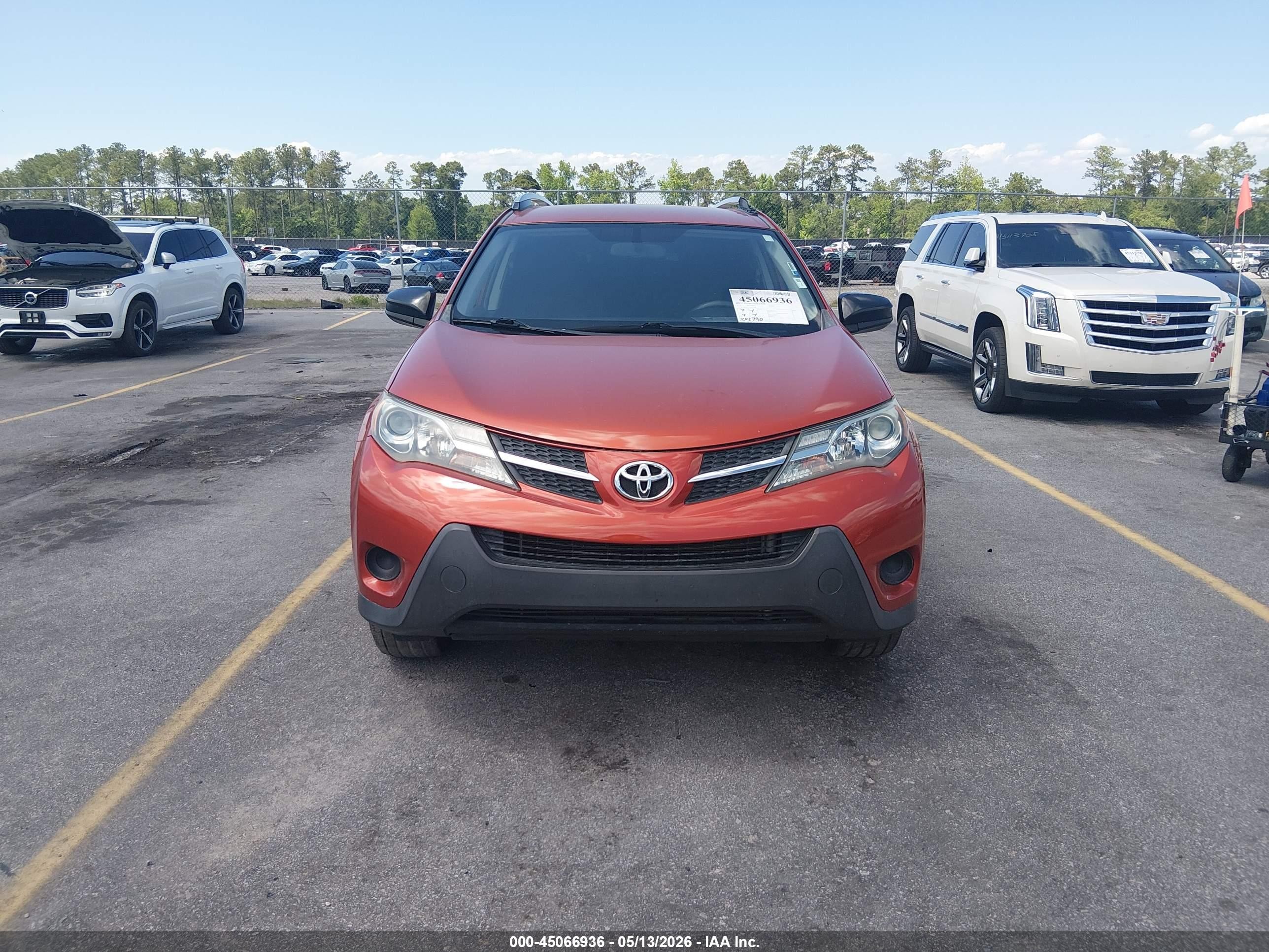 2015 Toyota Rav4 Le Orange vin: JTMZFREV2FJ034684