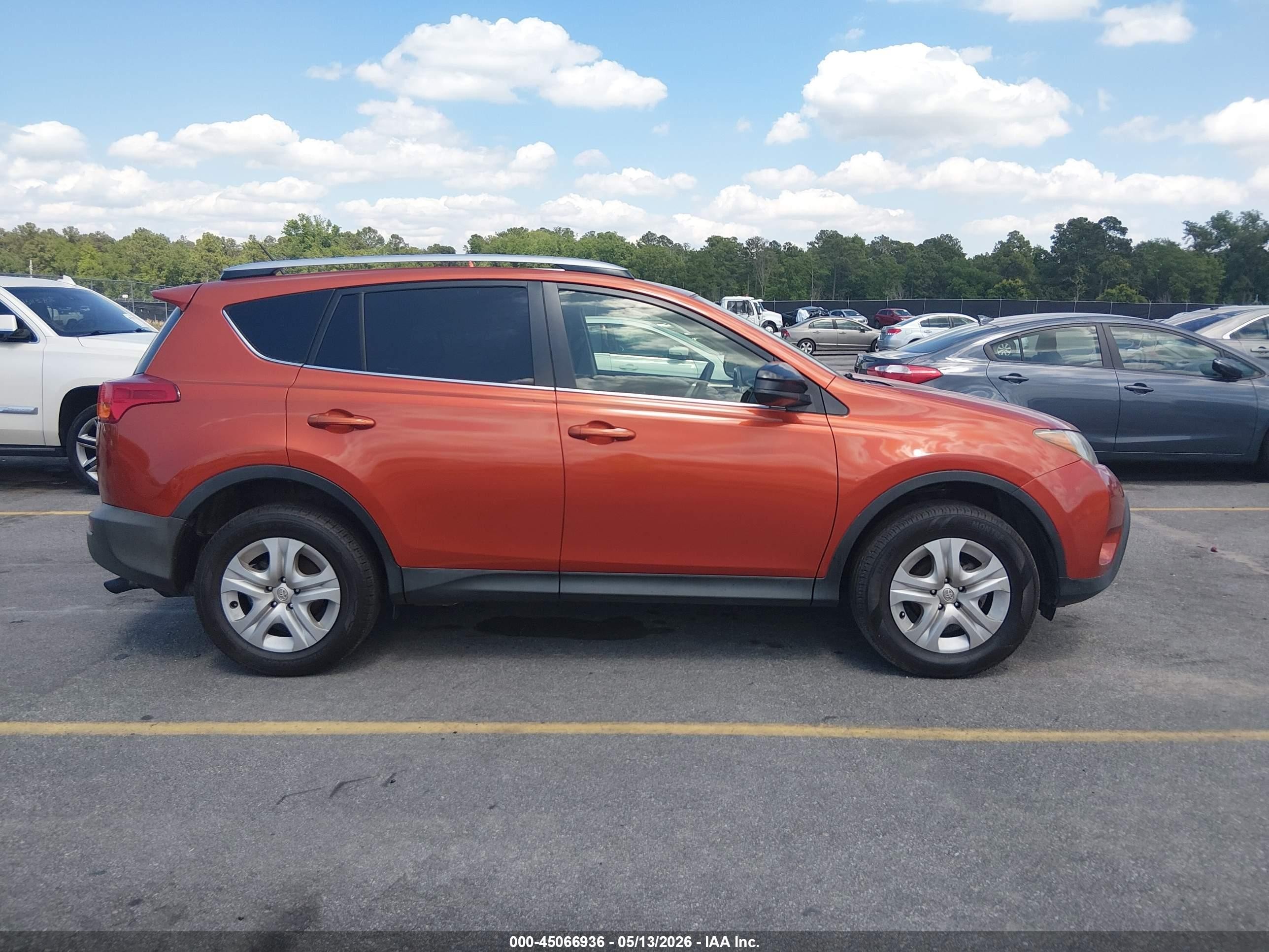 2015 Toyota Rav4 Le Orange vin: JTMZFREV2FJ034684