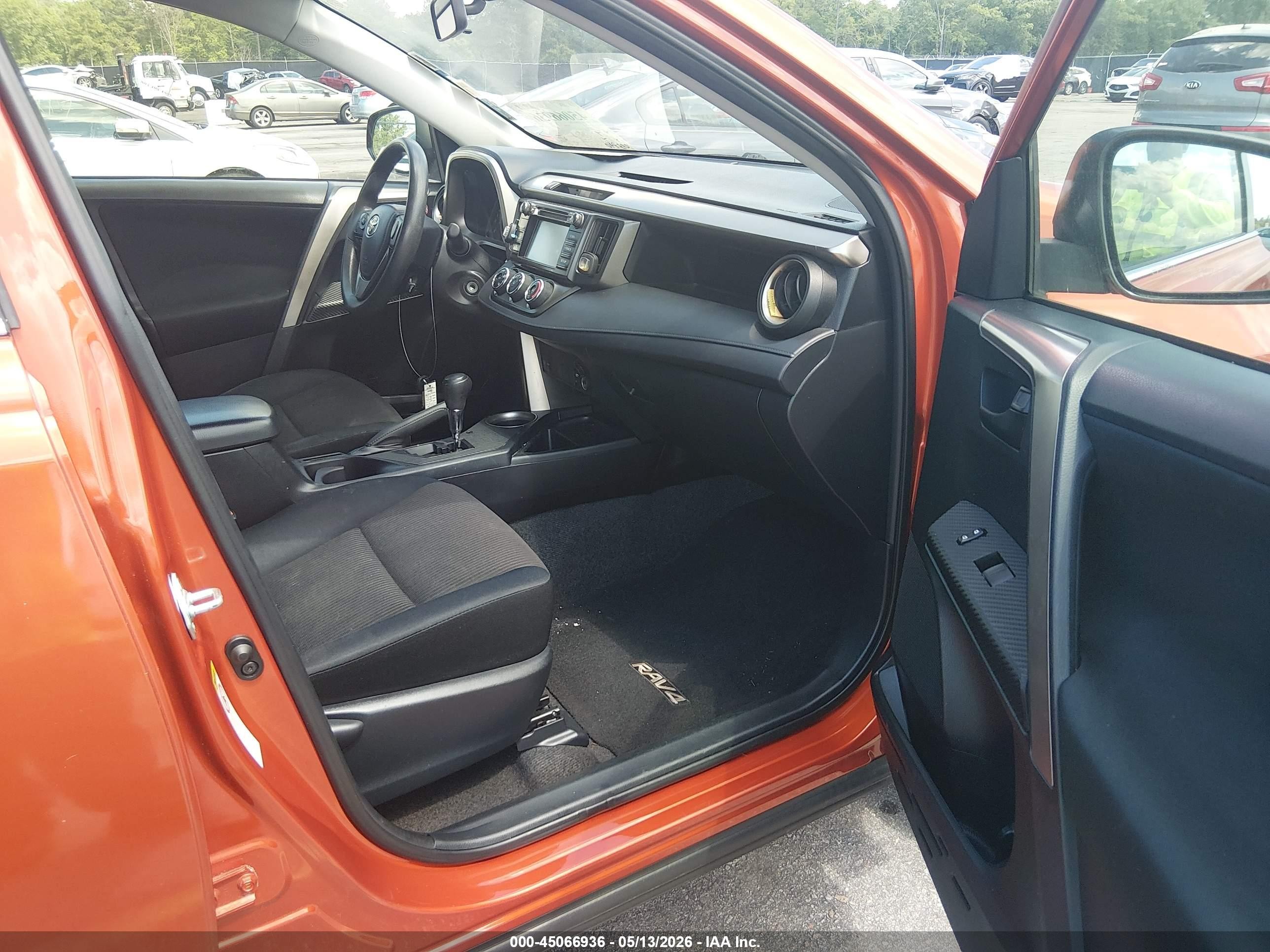 2015 Toyota Rav4 Le Orange vin: JTMZFREV2FJ034684