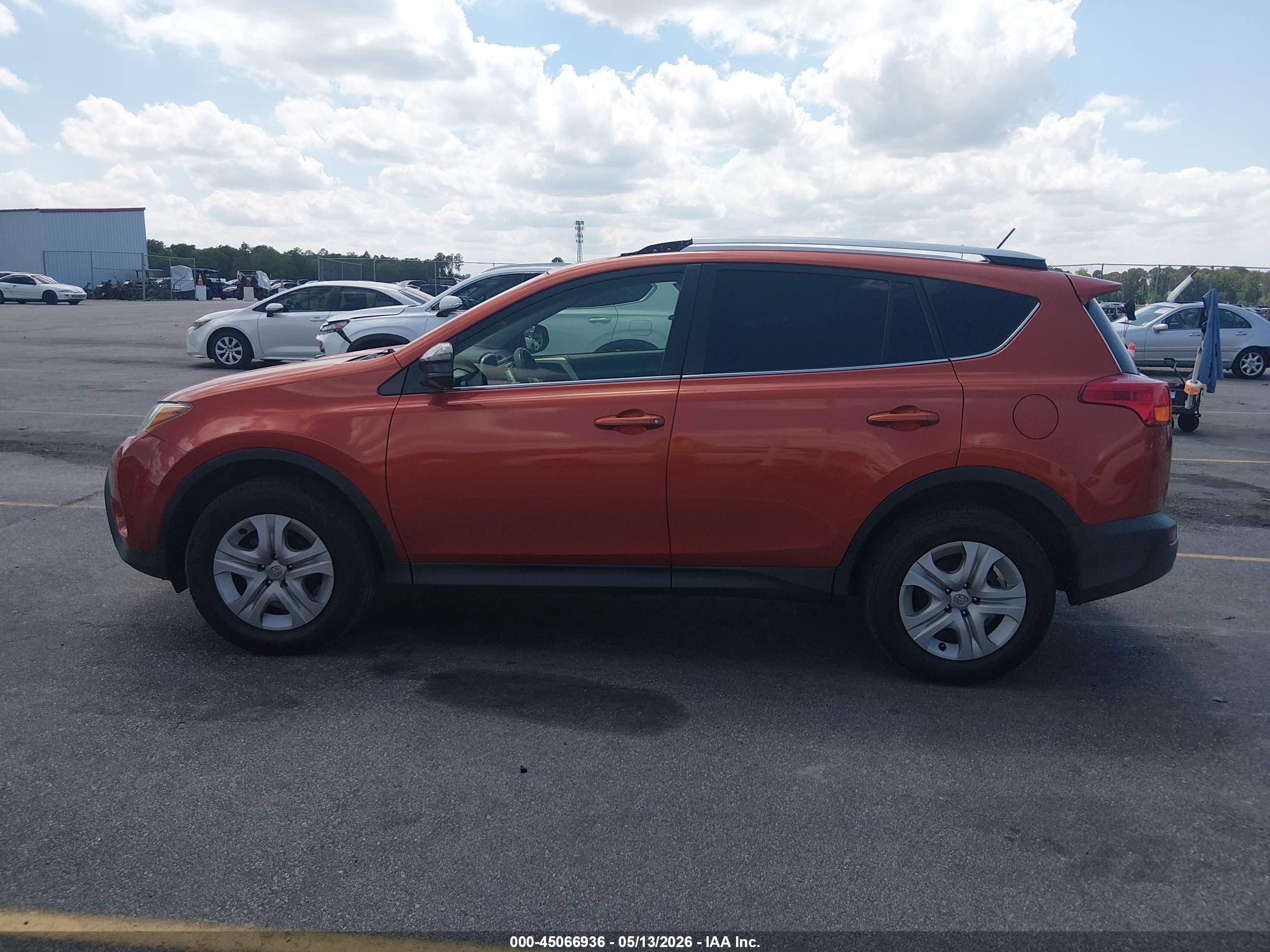 2015 Toyota Rav4 Le Orange vin: JTMZFREV2FJ034684