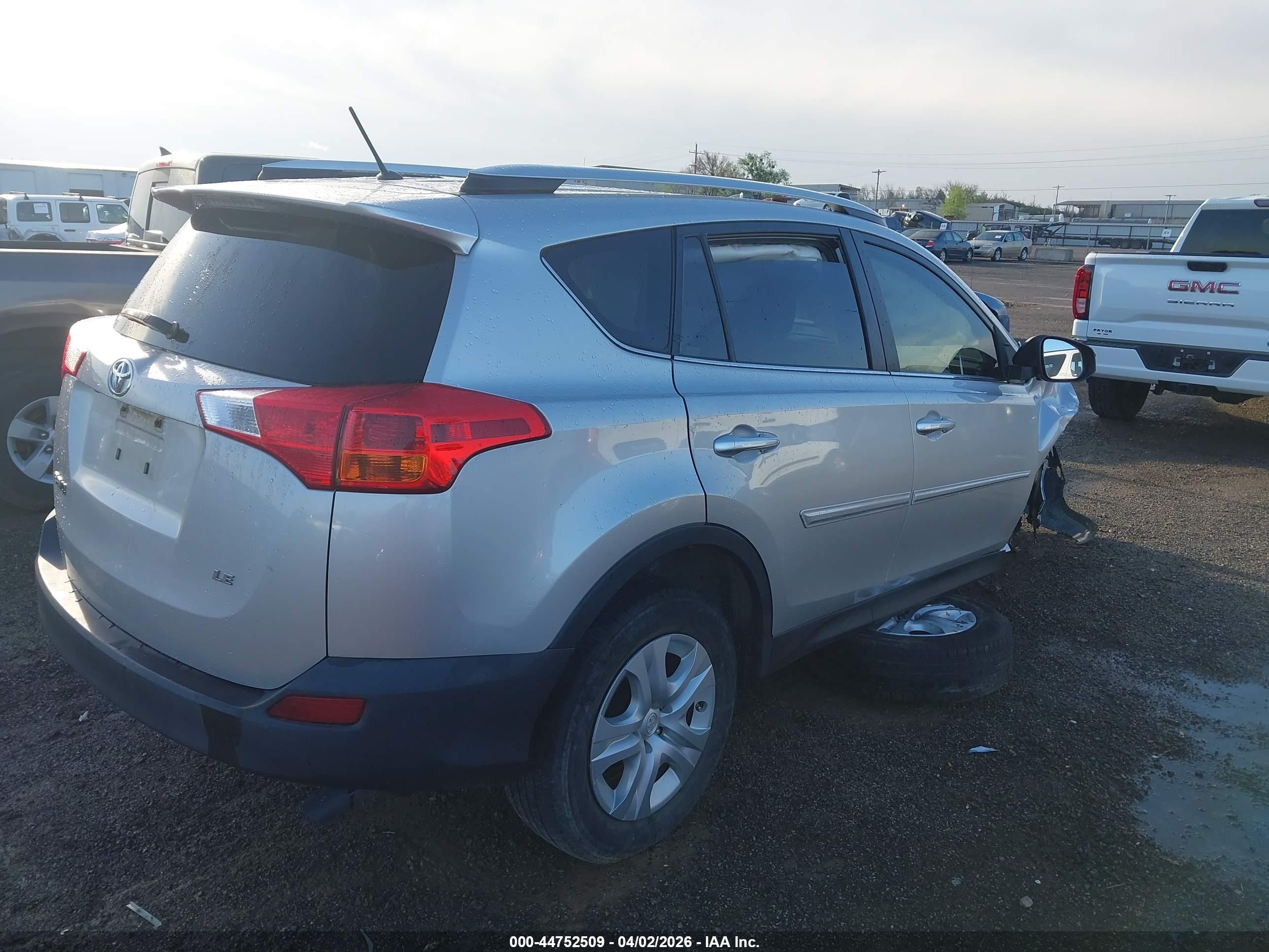 2015 Toyota Rav4 Le Silver vin: JTMZFREV2FJ054109
