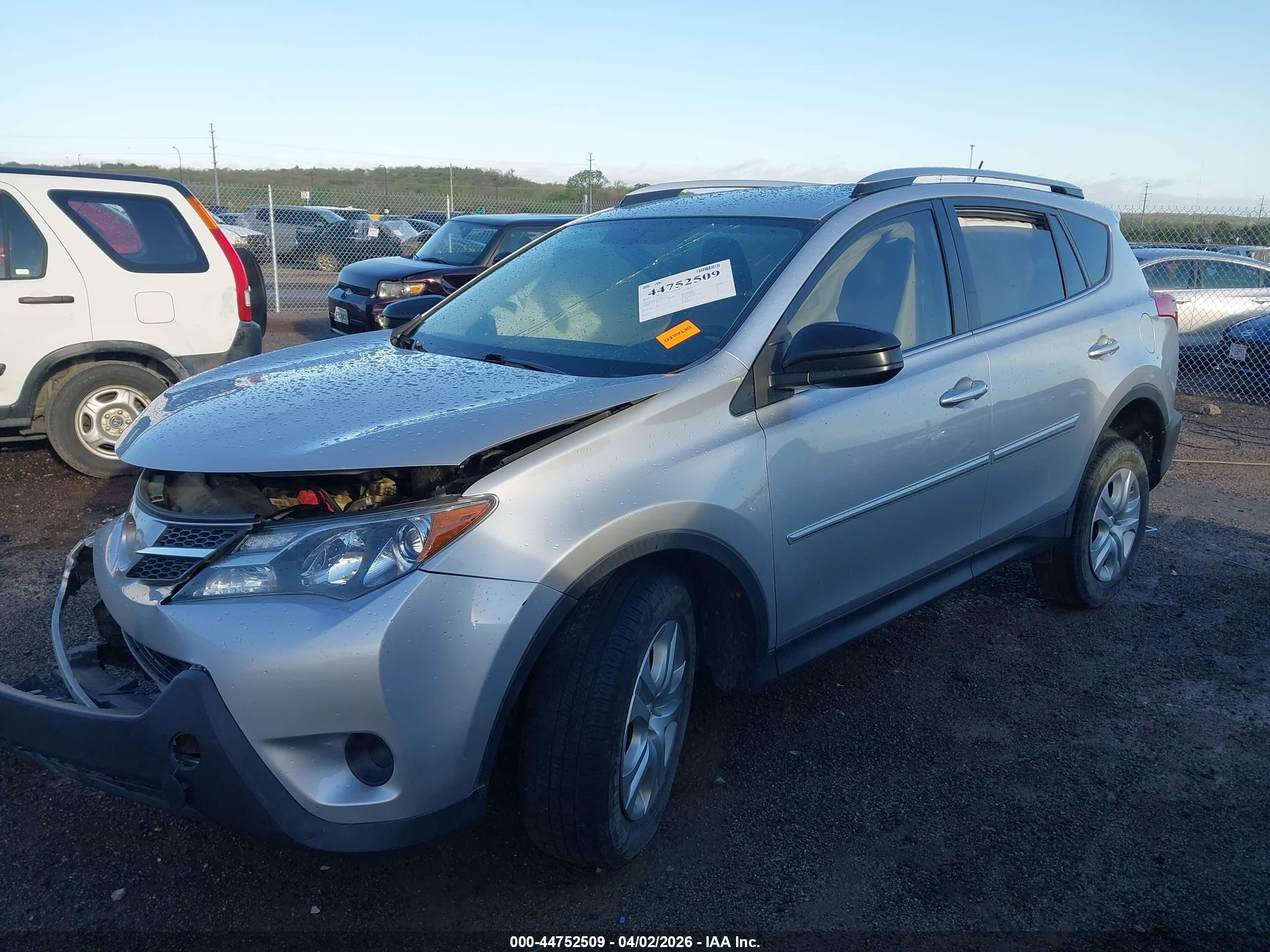 2015 Toyota Rav4 Le Silver vin: JTMZFREV2FJ054109