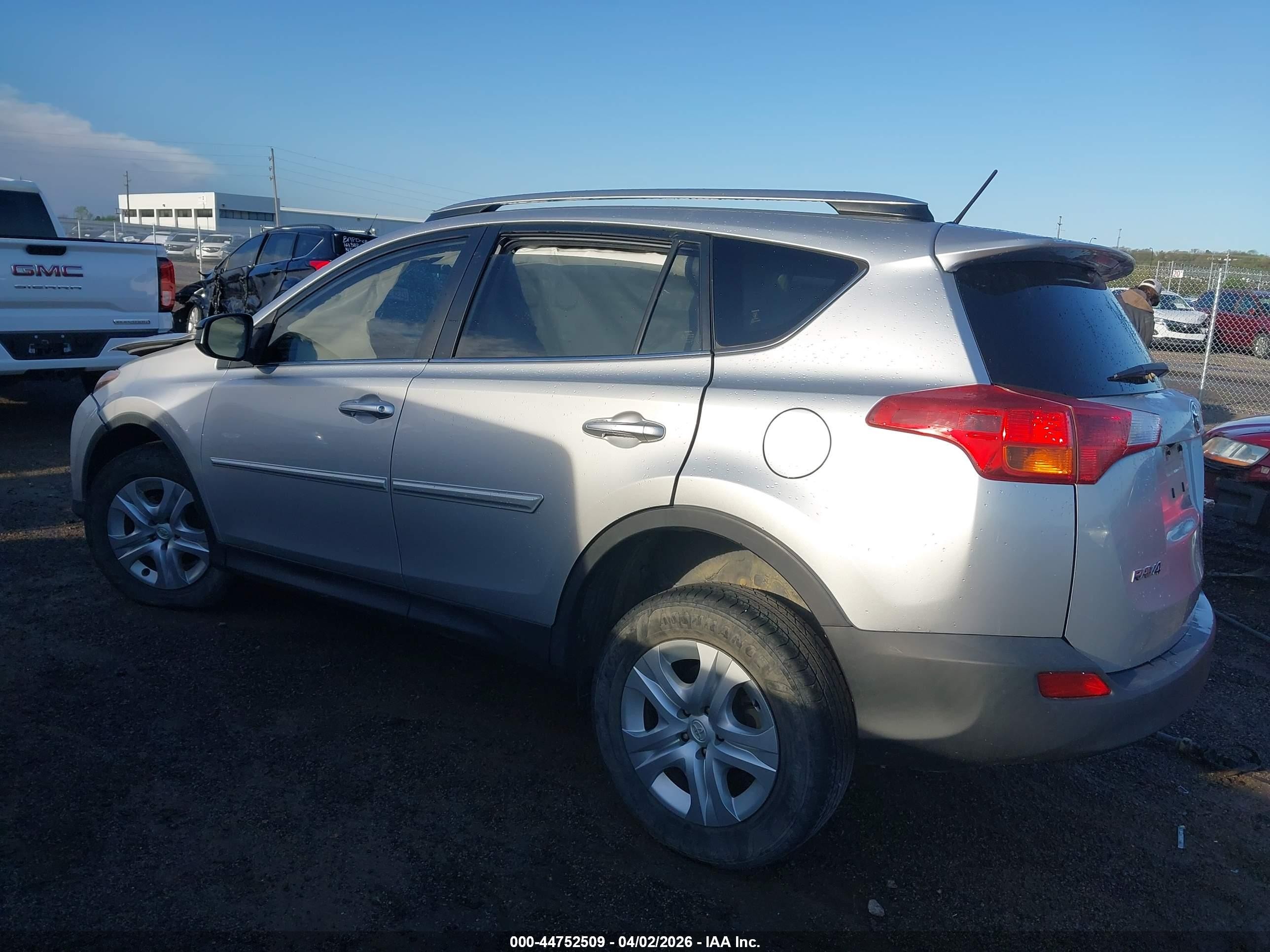 2015 Toyota Rav4 Le Silver vin: JTMZFREV2FJ054109