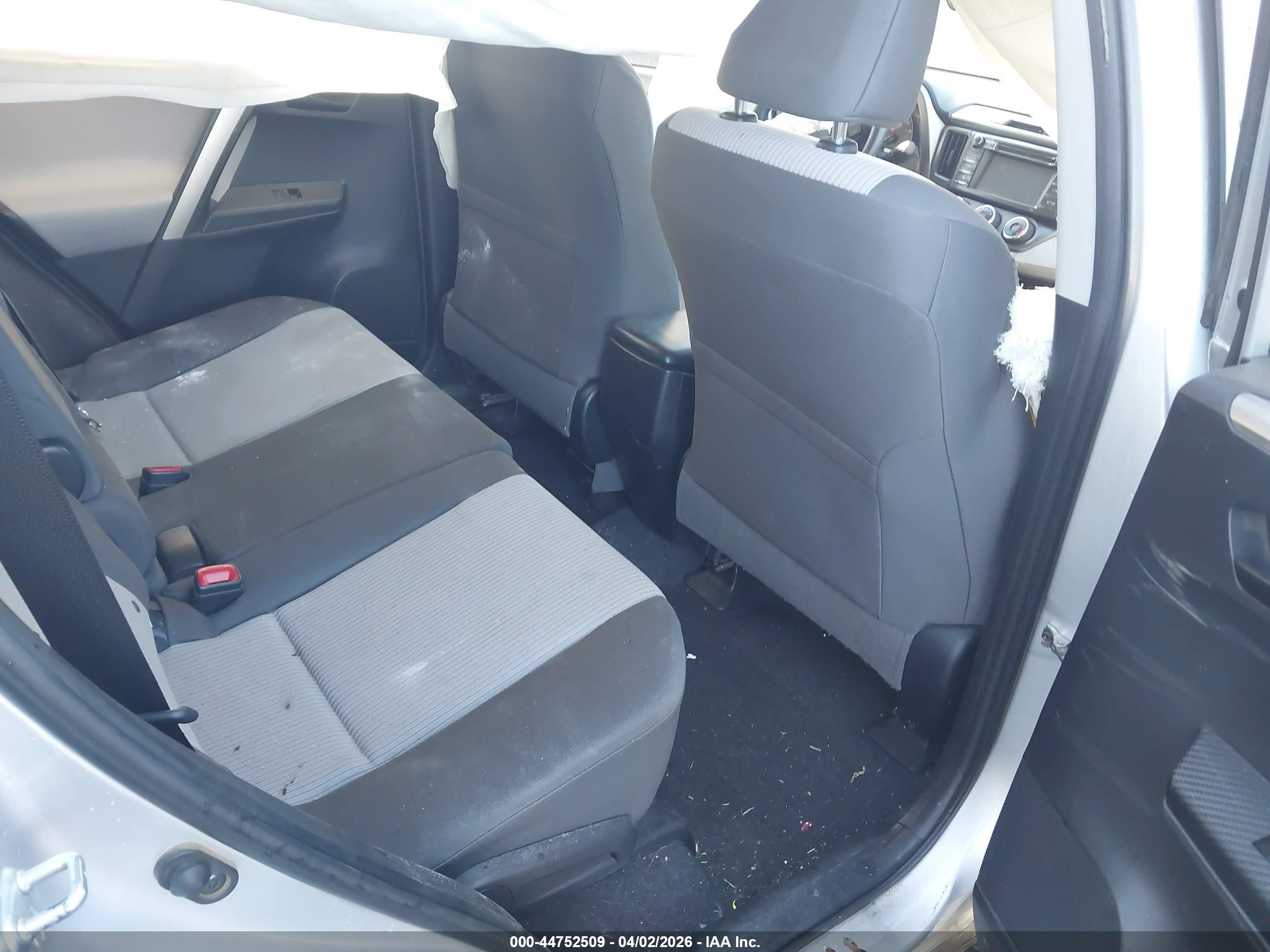 2015 Toyota Rav4 Le Silver vin: JTMZFREV2FJ054109