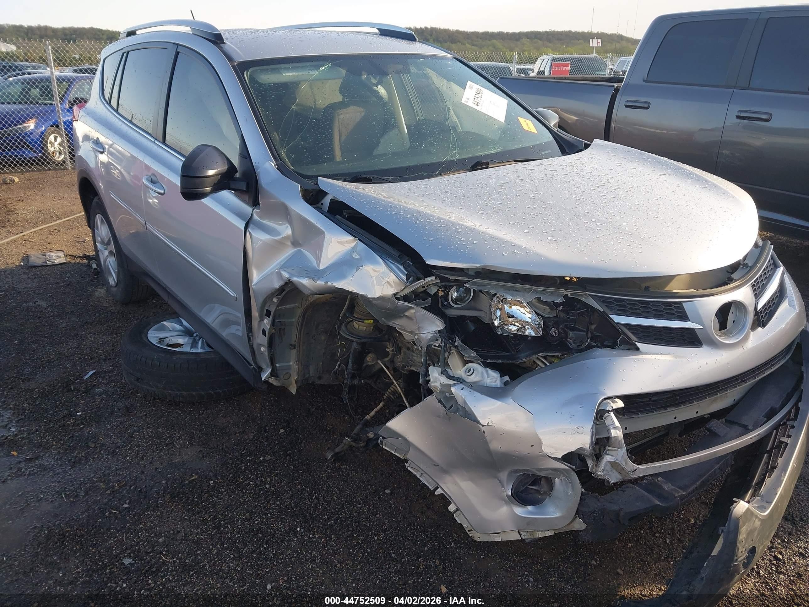 2015 Toyota Rav4 Le Silver vin: JTMZFREV2FJ054109