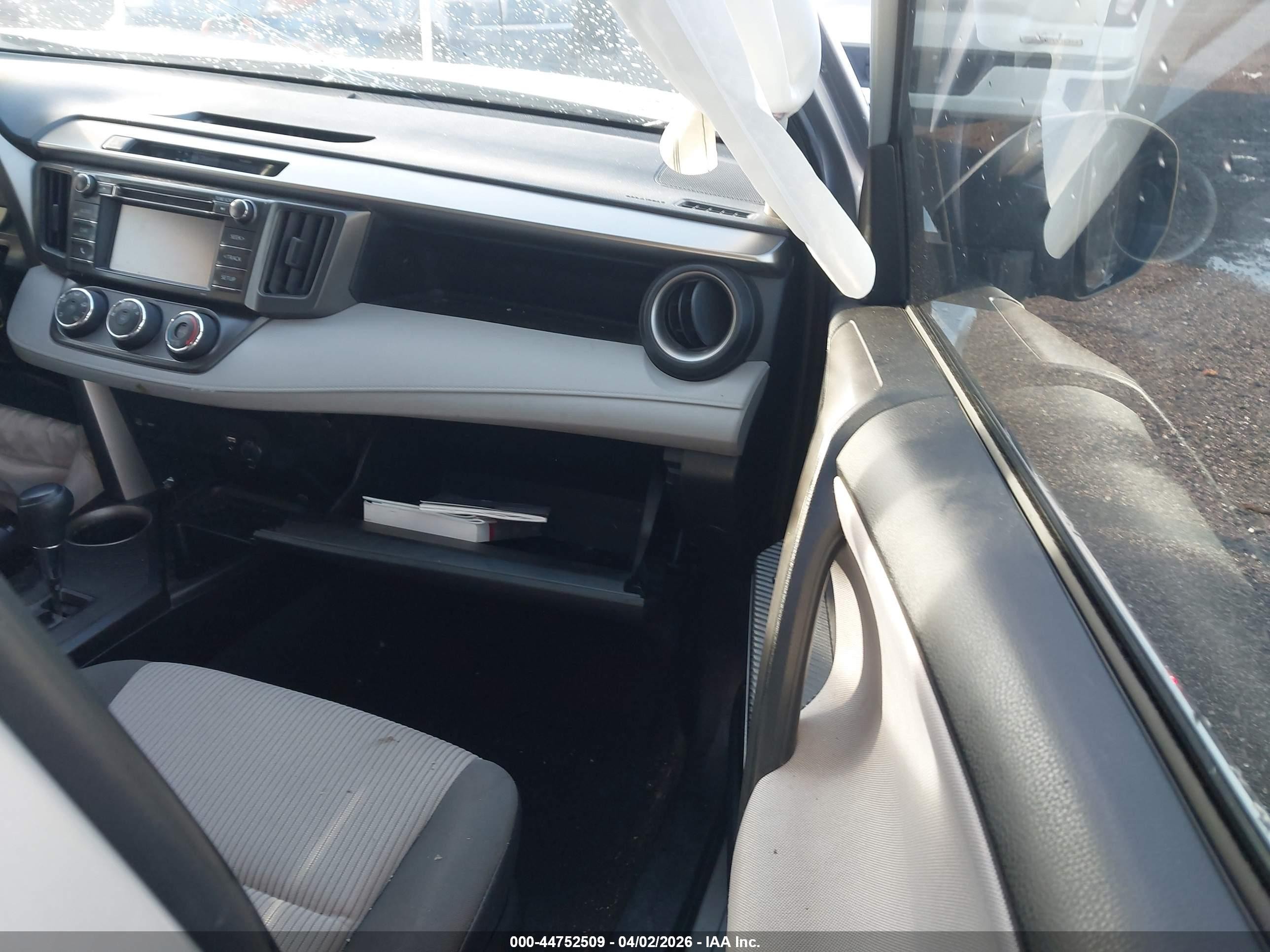 2015 Toyota Rav4 Le Silver vin: JTMZFREV2FJ054109