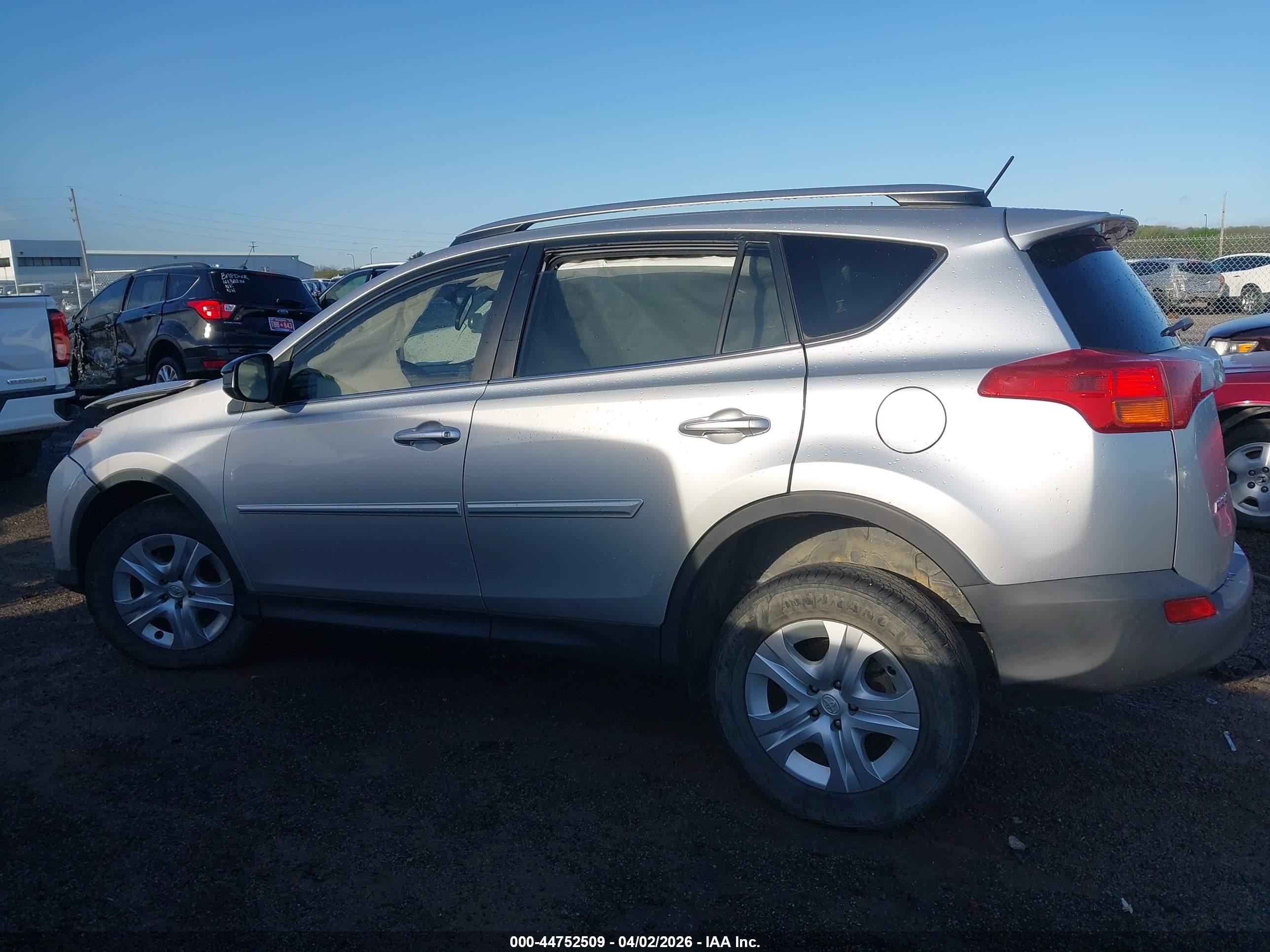 2015 Toyota Rav4 Le Silver vin: JTMZFREV2FJ054109
