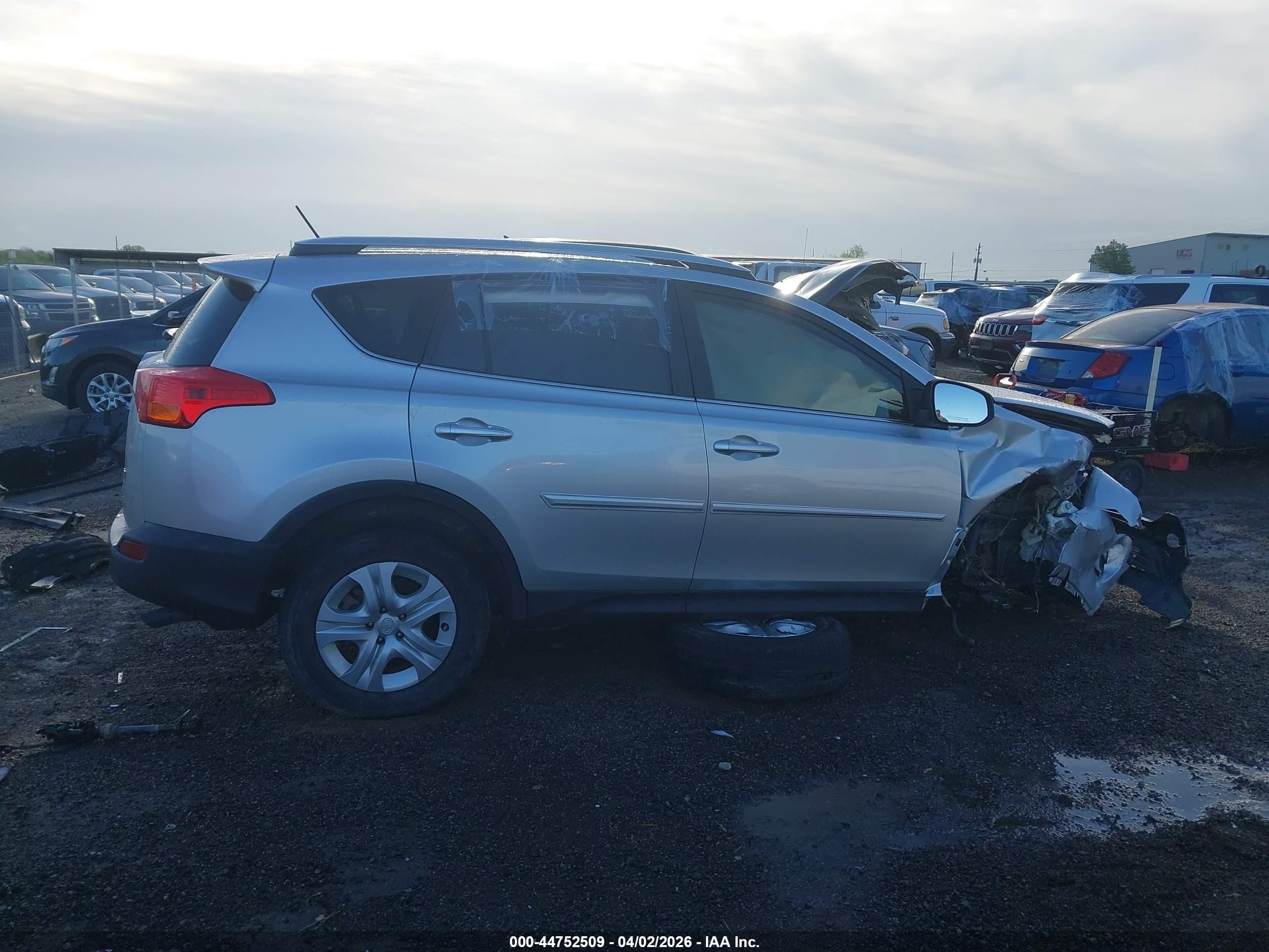 2015 Toyota Rav4 Le Silver vin: JTMZFREV2FJ054109