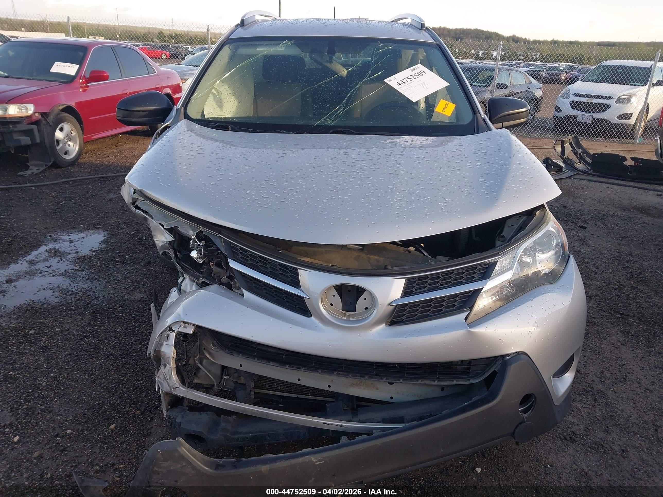 2015 Toyota Rav4 Le Silver vin: JTMZFREV2FJ054109