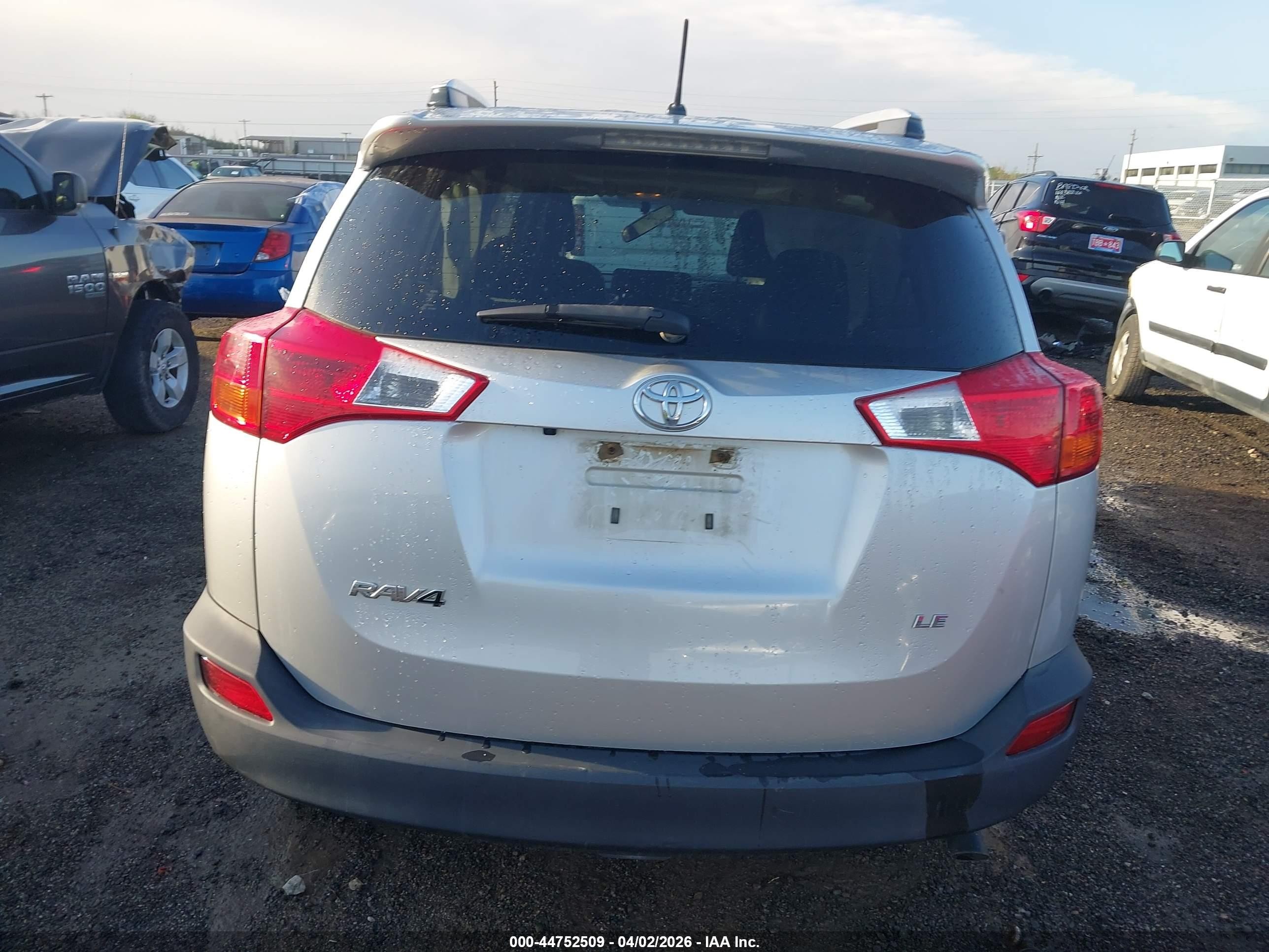 2015 Toyota Rav4 Le Silver vin: JTMZFREV2FJ054109
