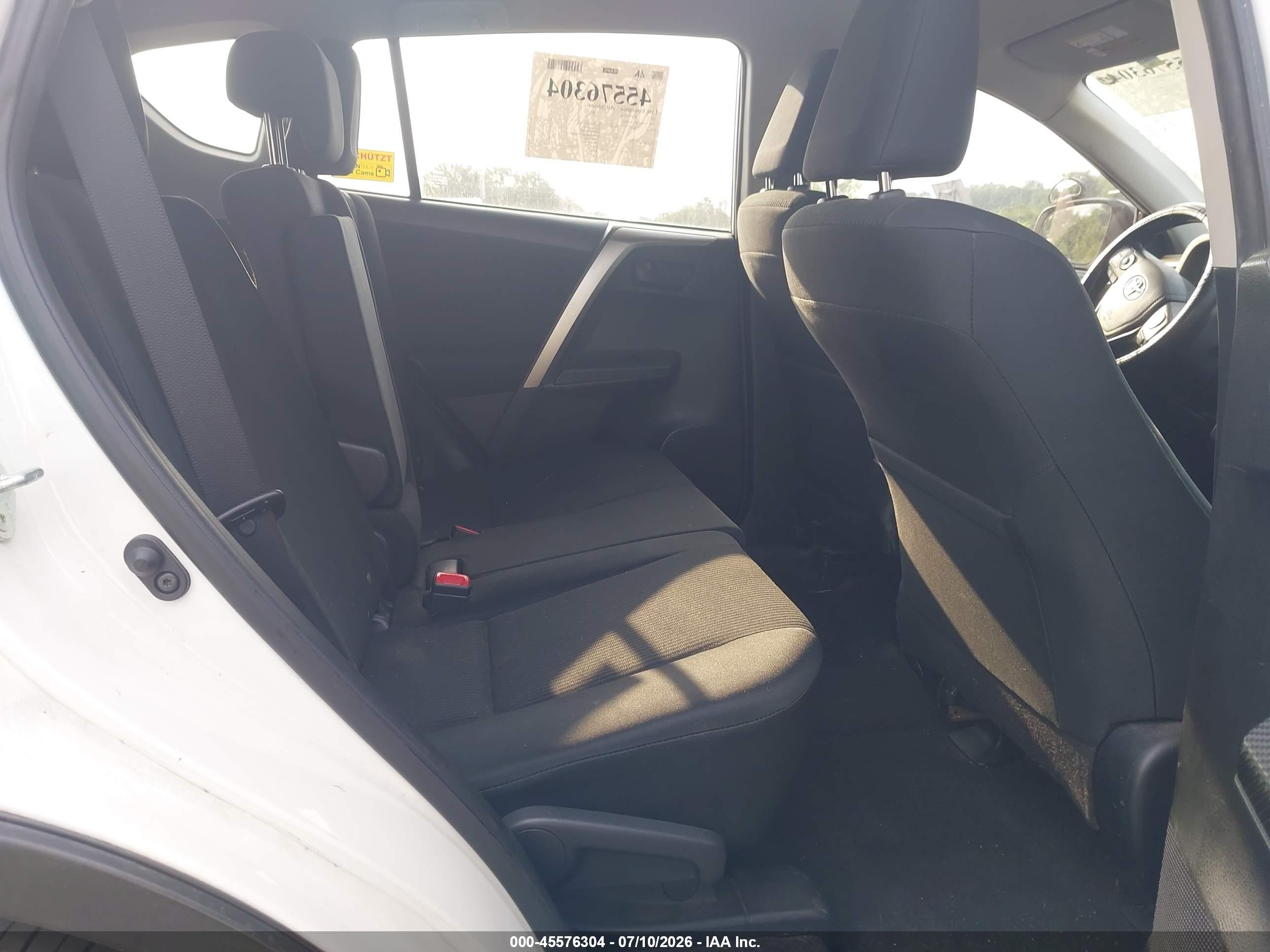 2015 Toyota Rav4 Le White vin: JTMZFREV2FJ056717