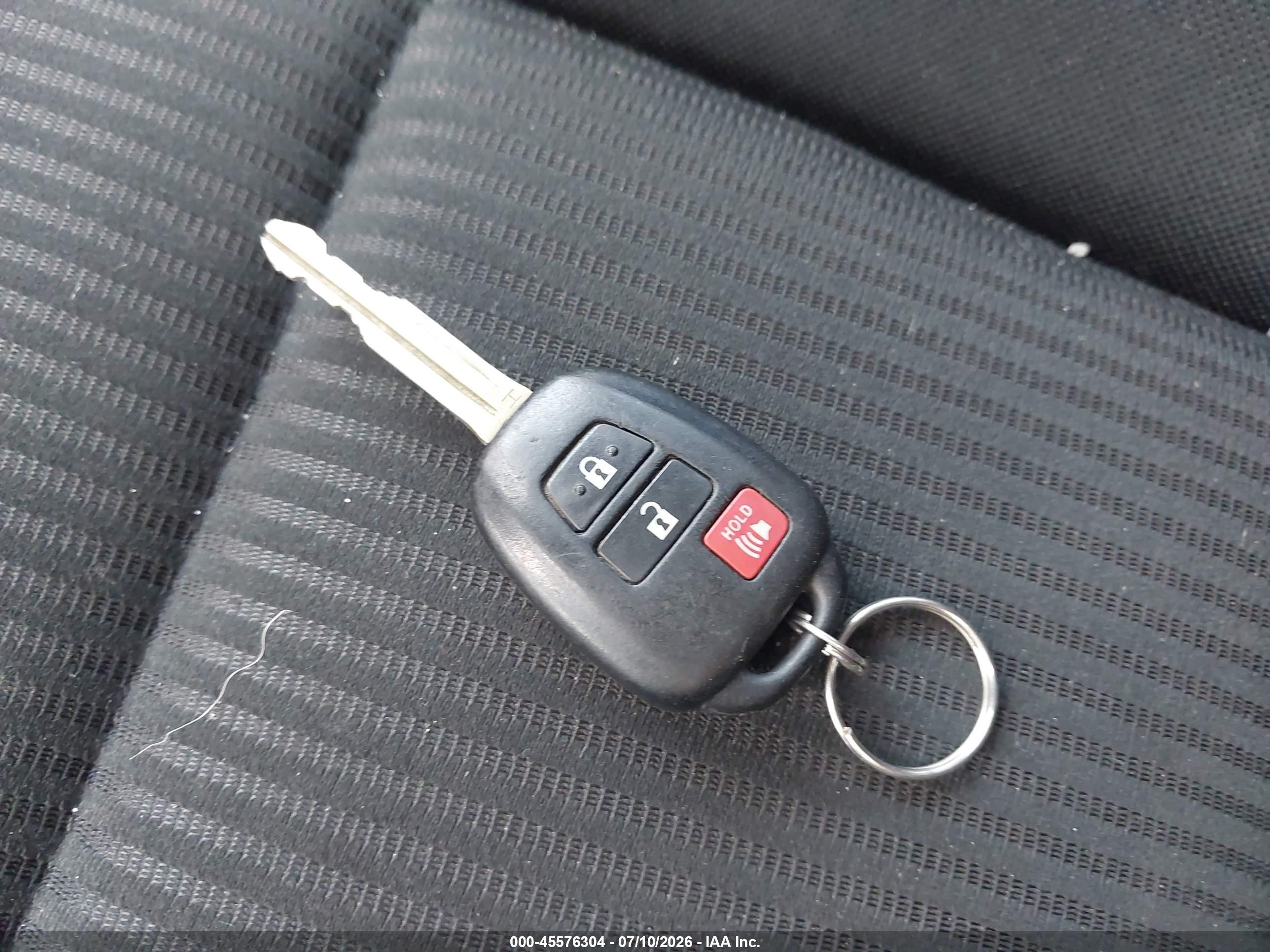 2015 Toyota Rav4 Le White vin: JTMZFREV2FJ056717