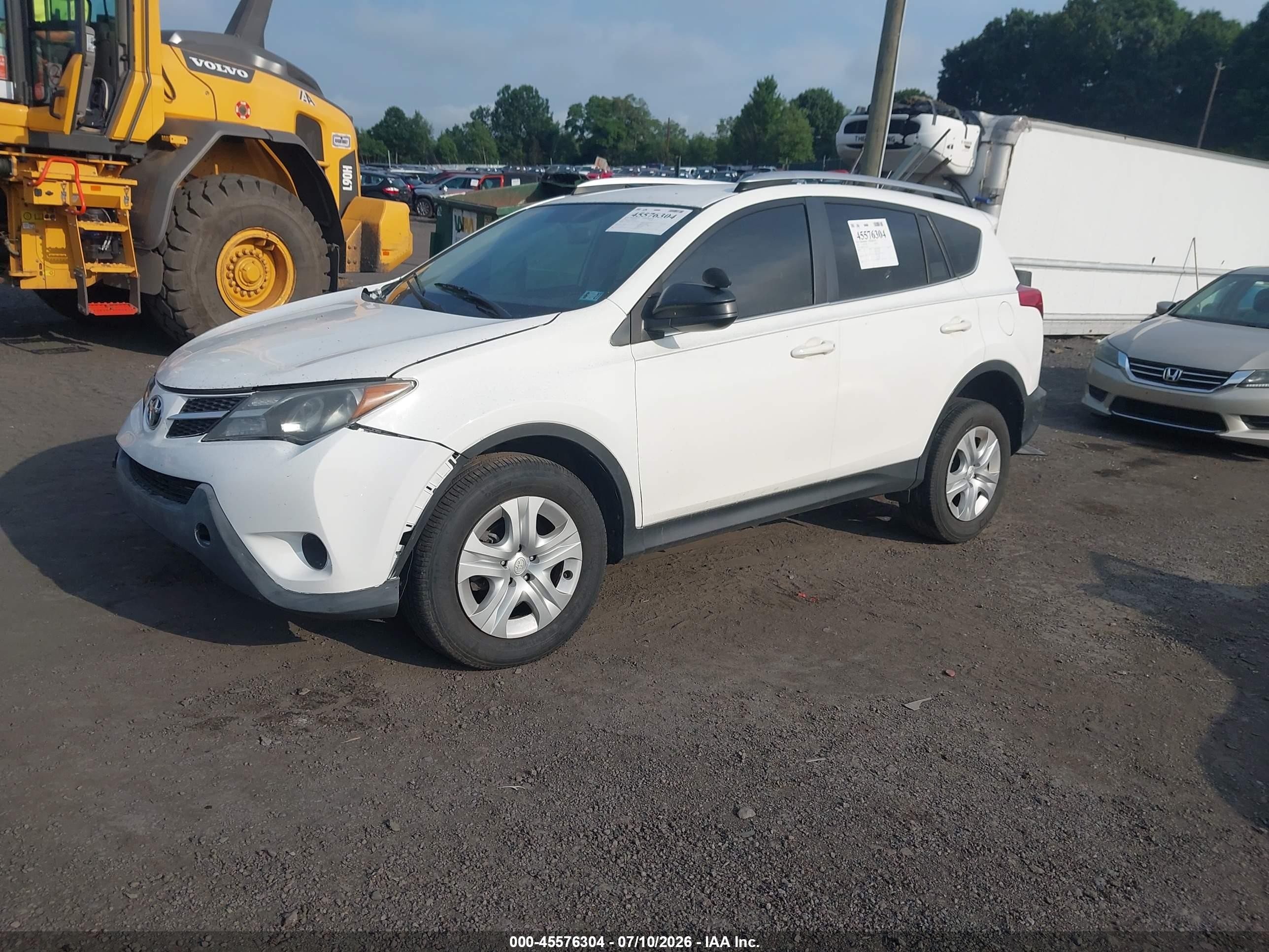 2015 Toyota Rav4 Le White vin: JTMZFREV2FJ056717