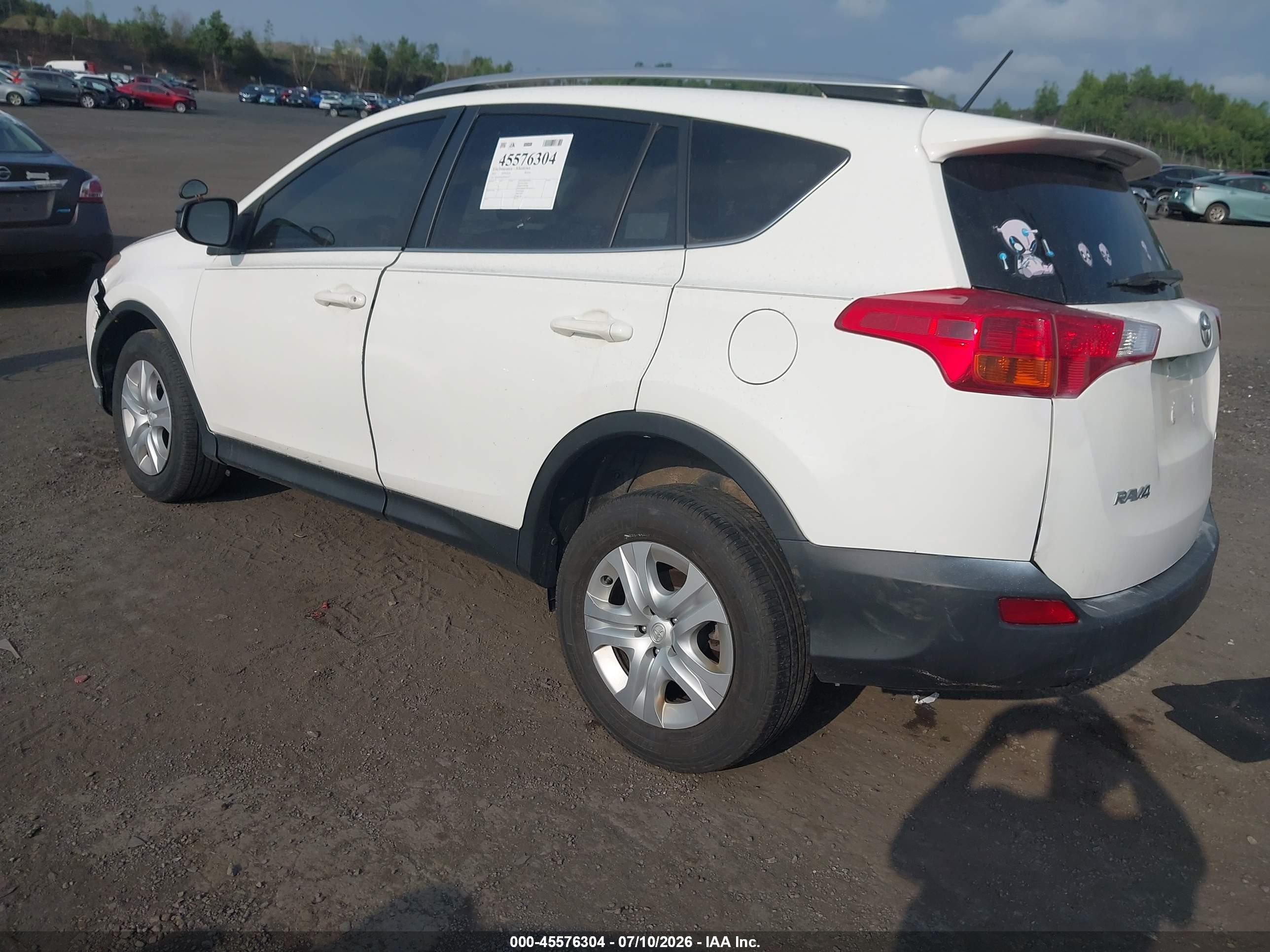 2015 Toyota Rav4 Le White vin: JTMZFREV2FJ056717