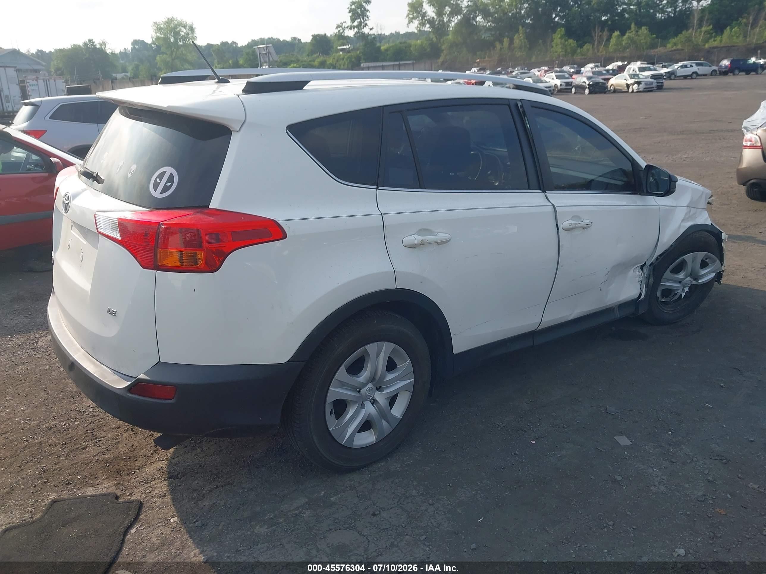 2015 Toyota Rav4 Le White vin: JTMZFREV2FJ056717
