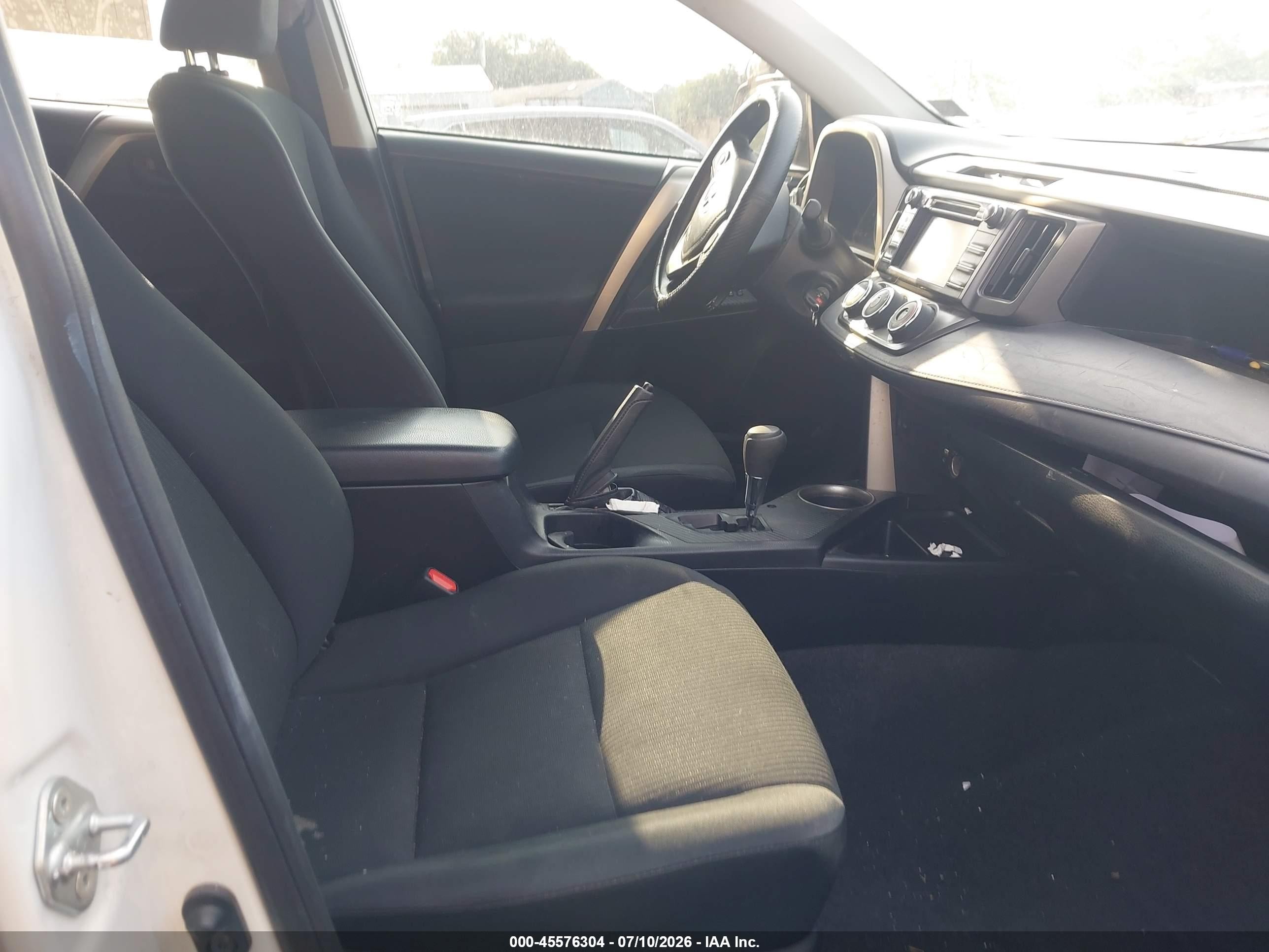 2015 Toyota Rav4 Le White vin: JTMZFREV2FJ056717