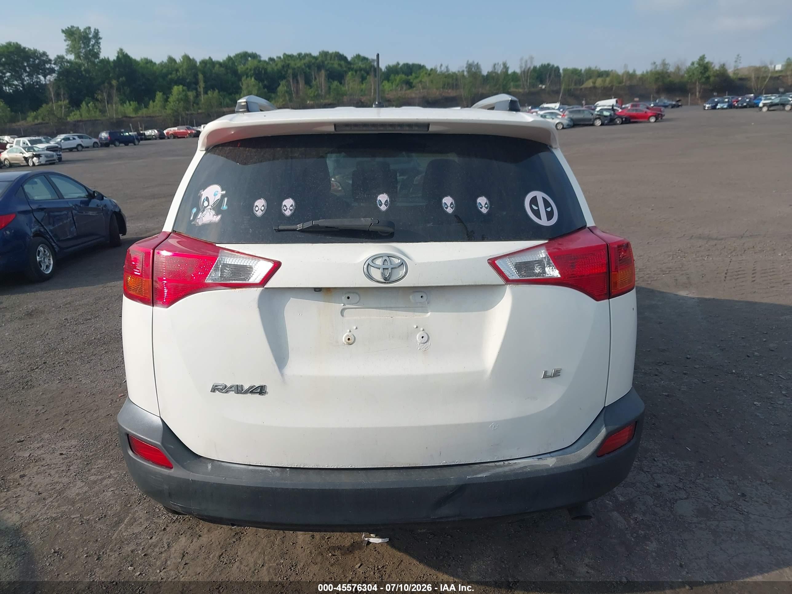 2015 Toyota Rav4 Le White vin: JTMZFREV2FJ056717