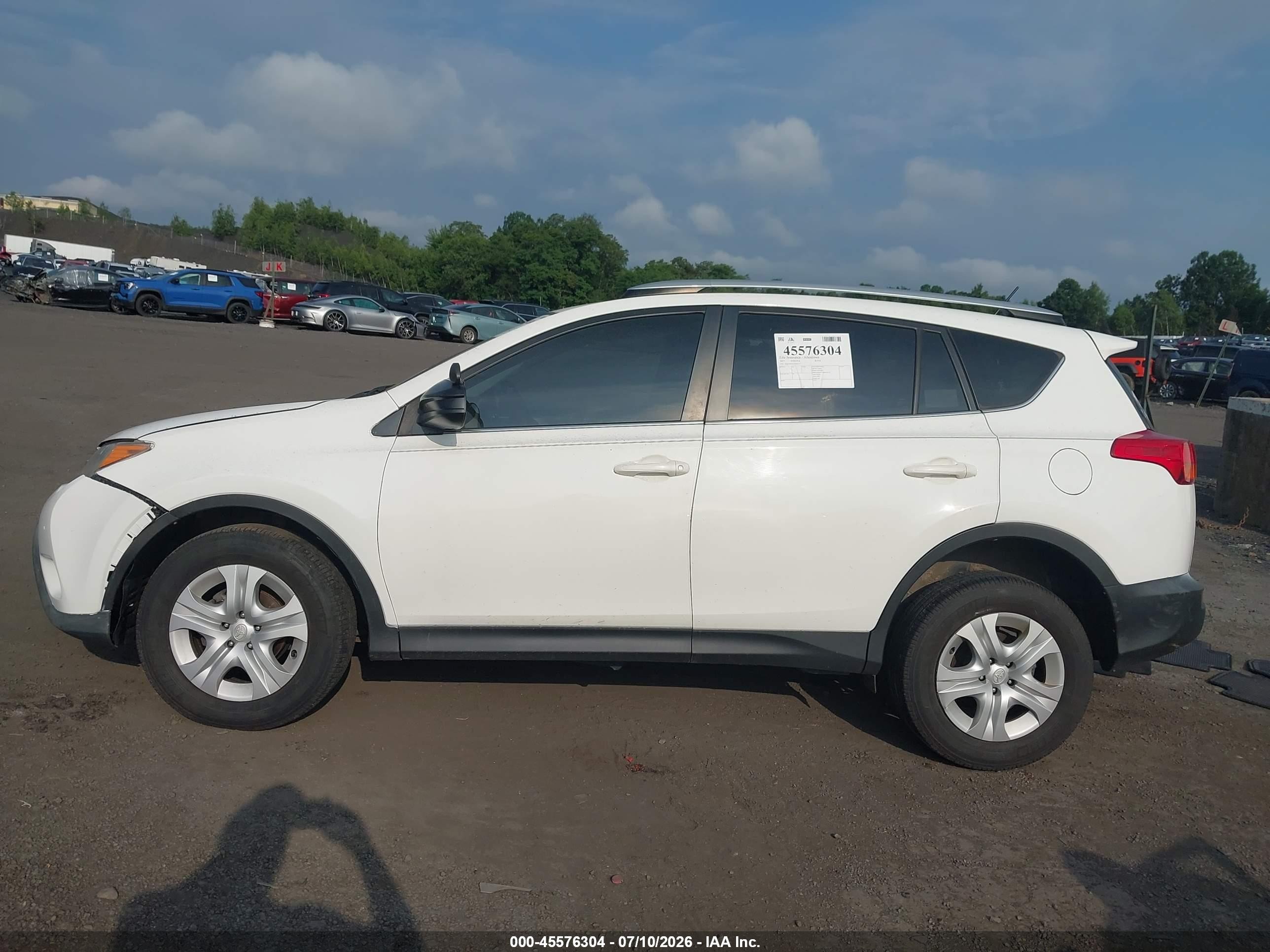 2015 Toyota Rav4 Le White vin: JTMZFREV2FJ056717