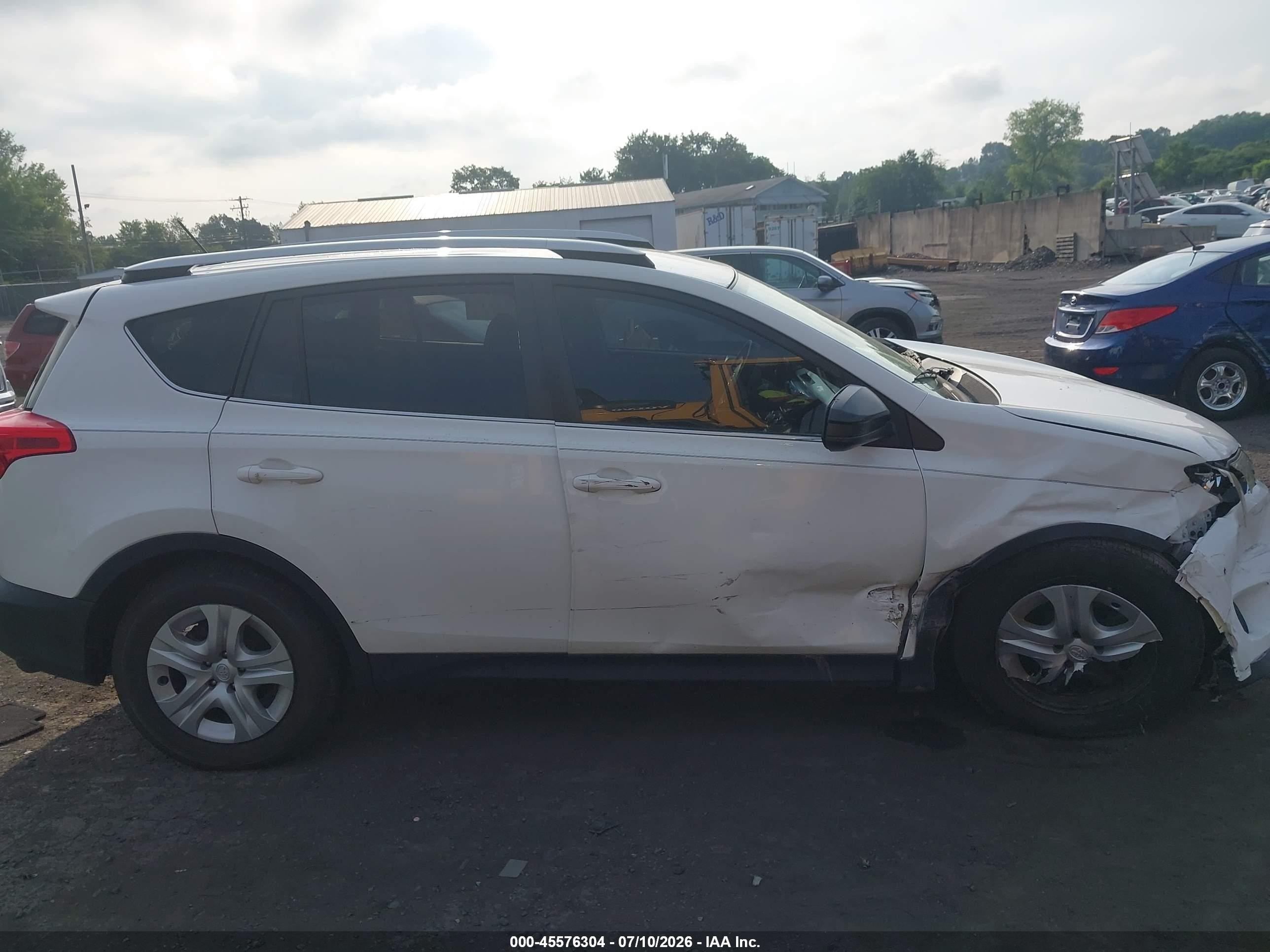 2015 Toyota Rav4 Le White vin: JTMZFREV2FJ056717