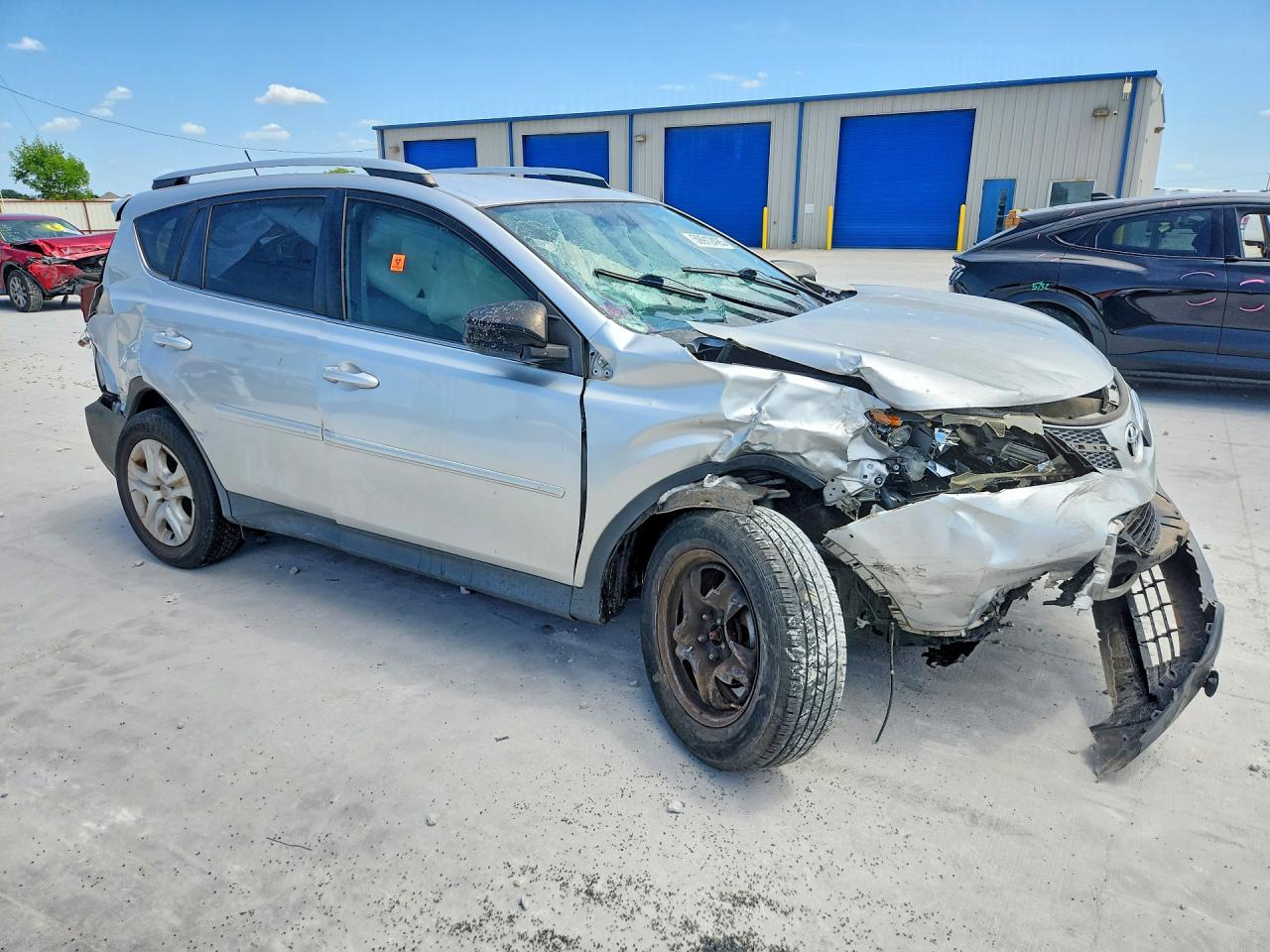 2015 Toyota Rav4 Le Silver vin: JTMZFREV2FJ056765