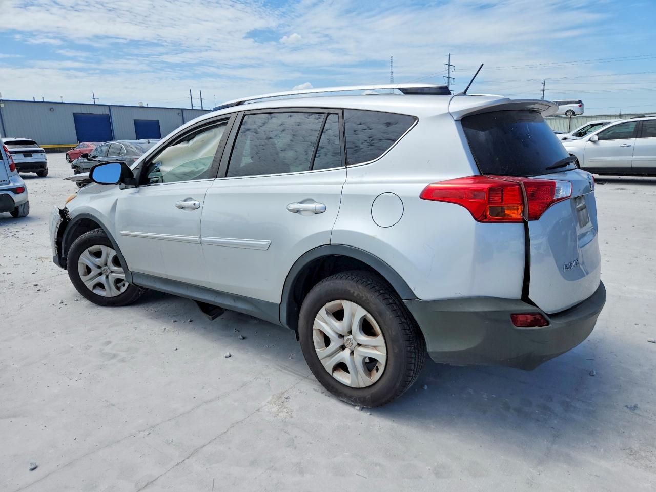 2015 Toyota Rav4 Le Silver vin: JTMZFREV2FJ056765