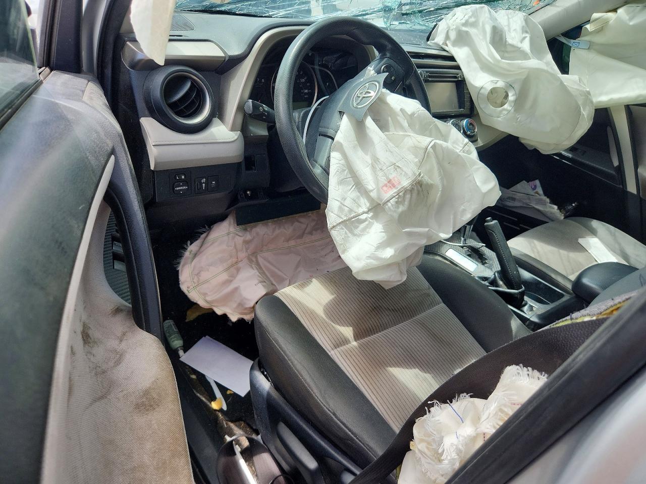 2015 Toyota Rav4 Le Silver vin: JTMZFREV2FJ056765