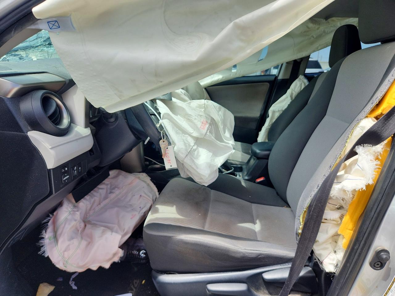 2015 Toyota Rav4 Le Silver vin: JTMZFREV2FJ056765