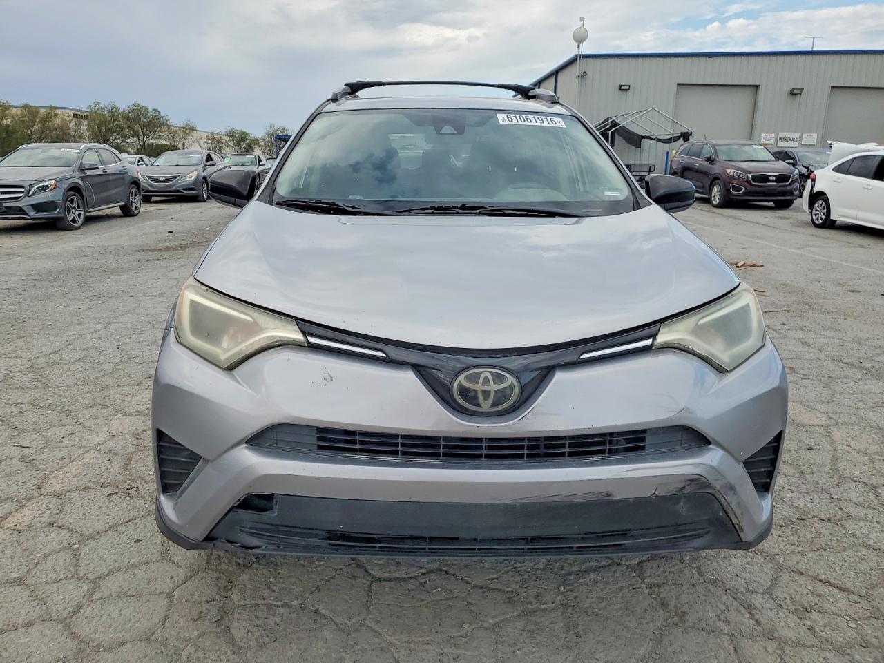 2018 Toyota Rav4 Le Silver vin: JTMZFREV2JJ210187