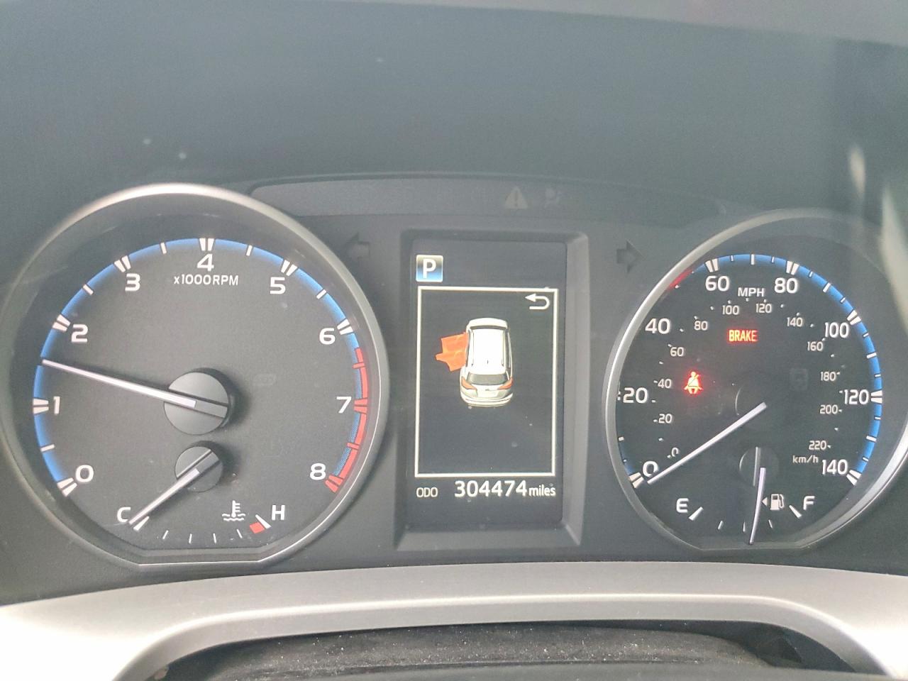 2018 Toyota Rav4 Le Silver vin: JTMZFREV2JJ210187
