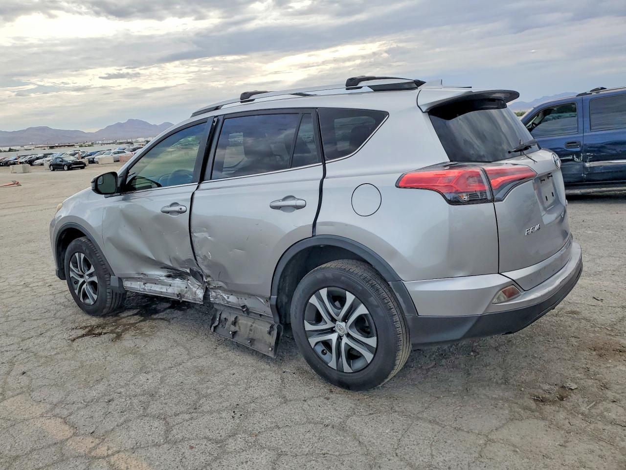 2018 Toyota Rav4 Le Silver vin: JTMZFREV2JJ210187