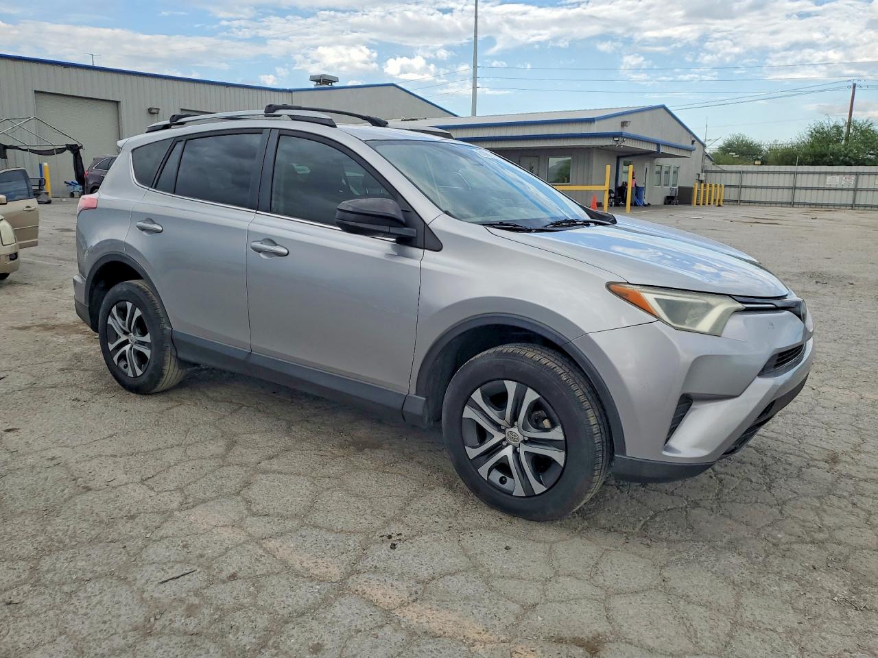 2018 Toyota Rav4 Le Silver vin: JTMZFREV2JJ210187