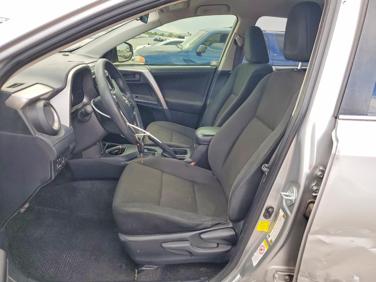 2018 Toyota Rav4 Le Silver vin: JTMZFREV2JJ210187