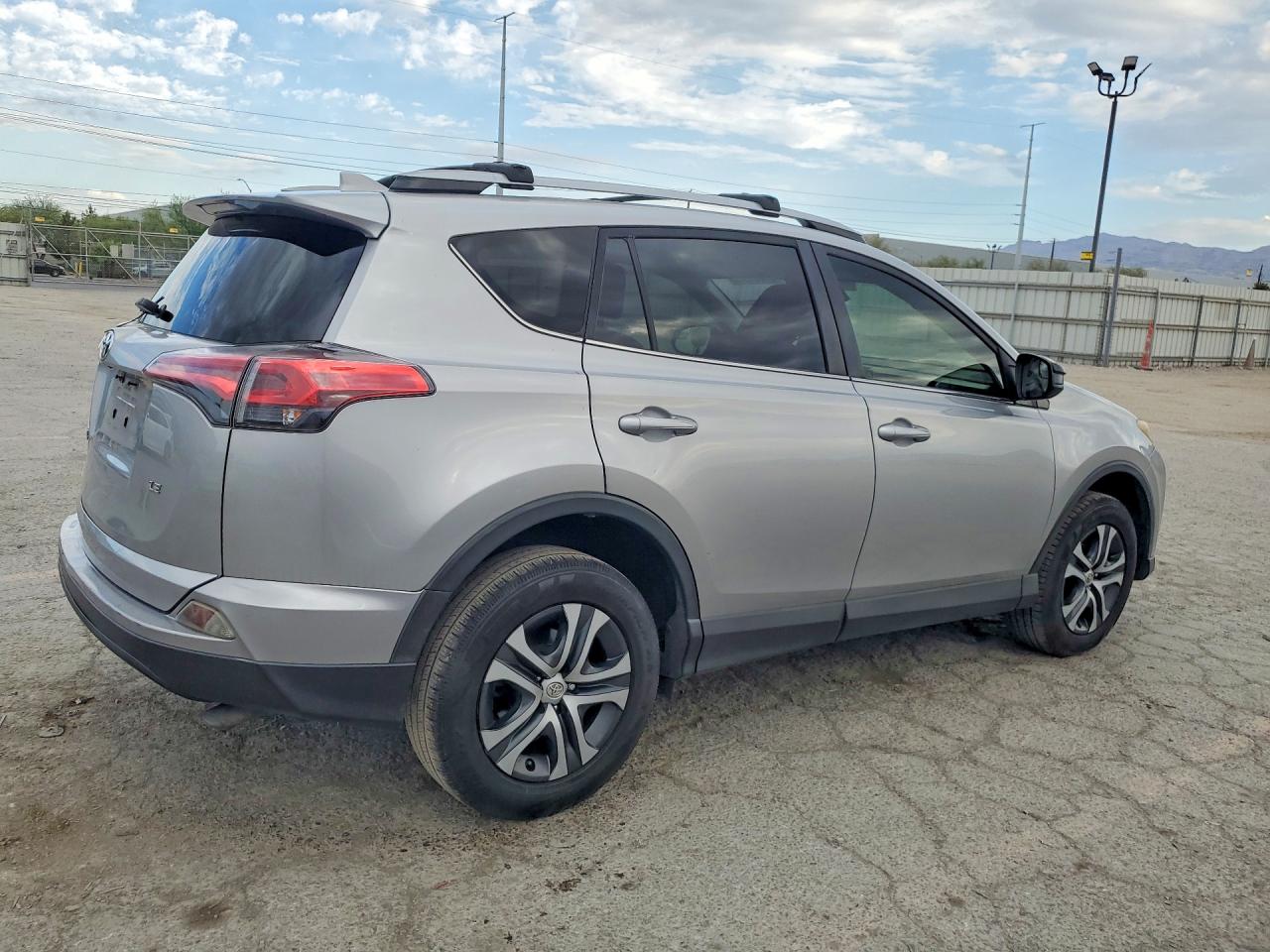2018 Toyota Rav4 Le Silver vin: JTMZFREV2JJ210187