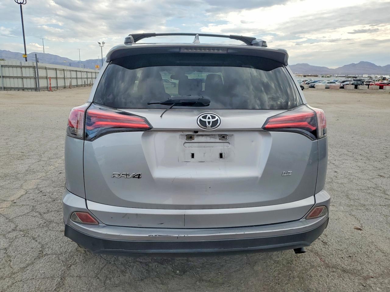 2018 Toyota Rav4 Le Silver vin: JTMZFREV2JJ210187