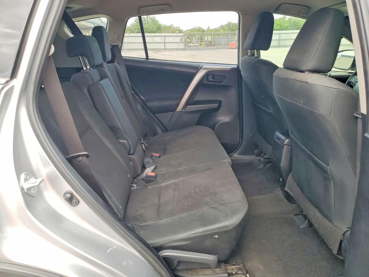 2018 Toyota Rav4 Le Silver vin: JTMZFREV2JJ210187