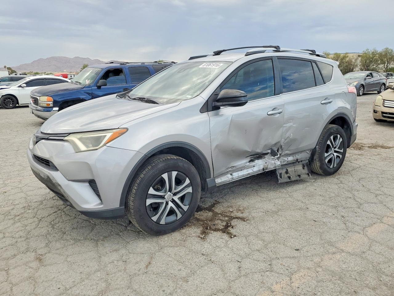 2018 Toyota Rav4 Le Silver vin: JTMZFREV2JJ210187