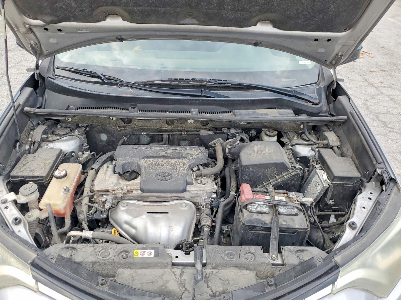 2018 Toyota Rav4 Le Silver vin: JTMZFREV2JJ210187