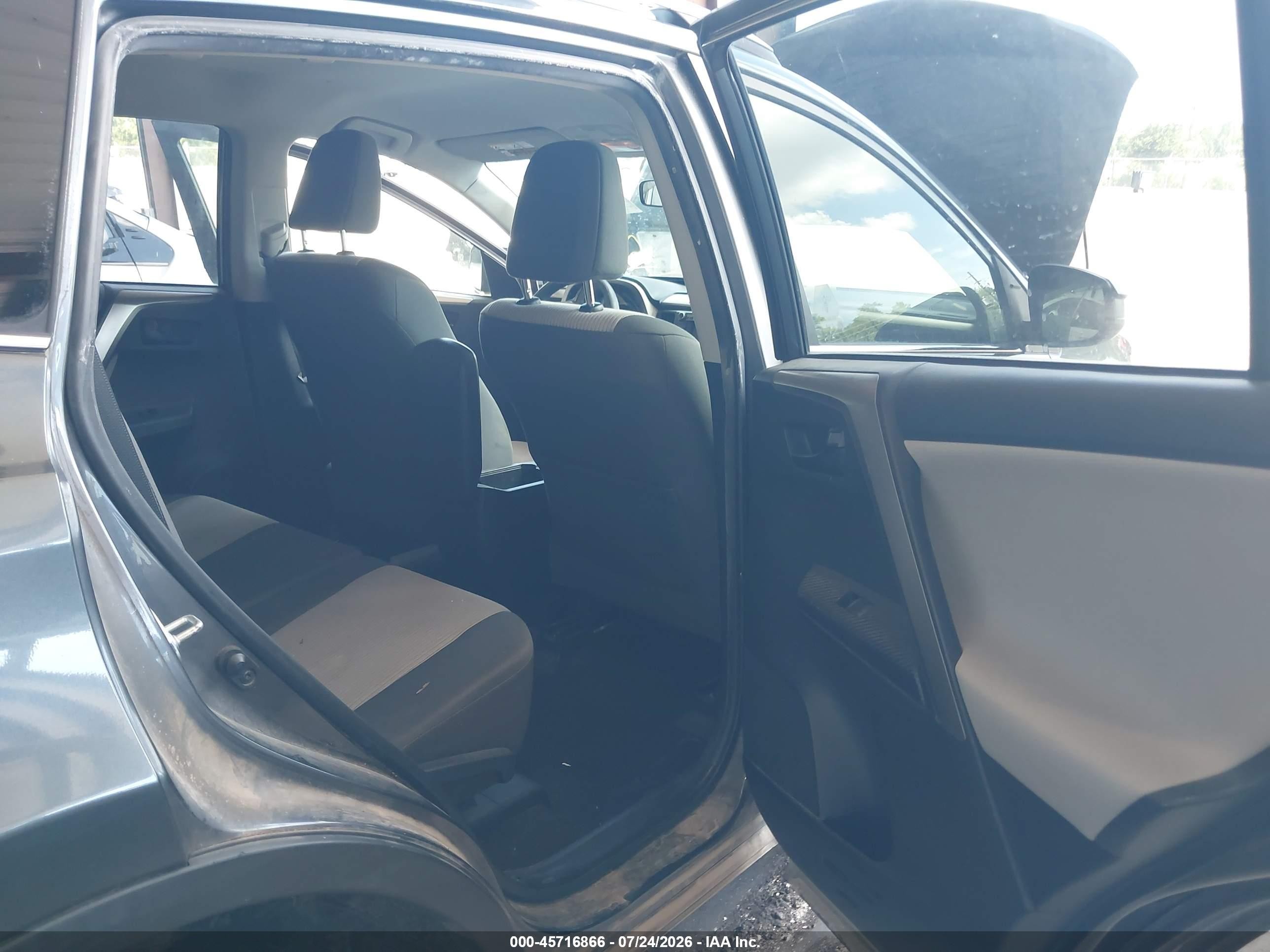 2015 Toyota Rav4 Le Gray vin: JTMZFREV3FD068356