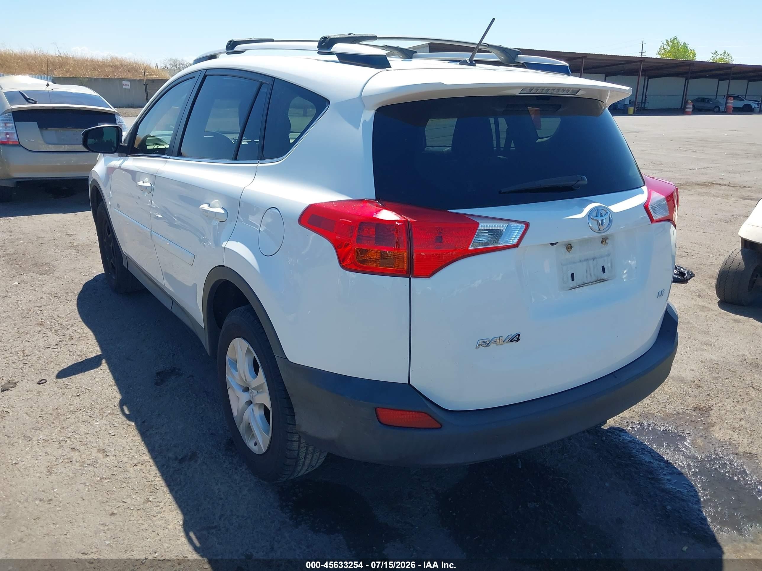 2015 Toyota Rav4 Le White vin: JTMZFREV3FD078644