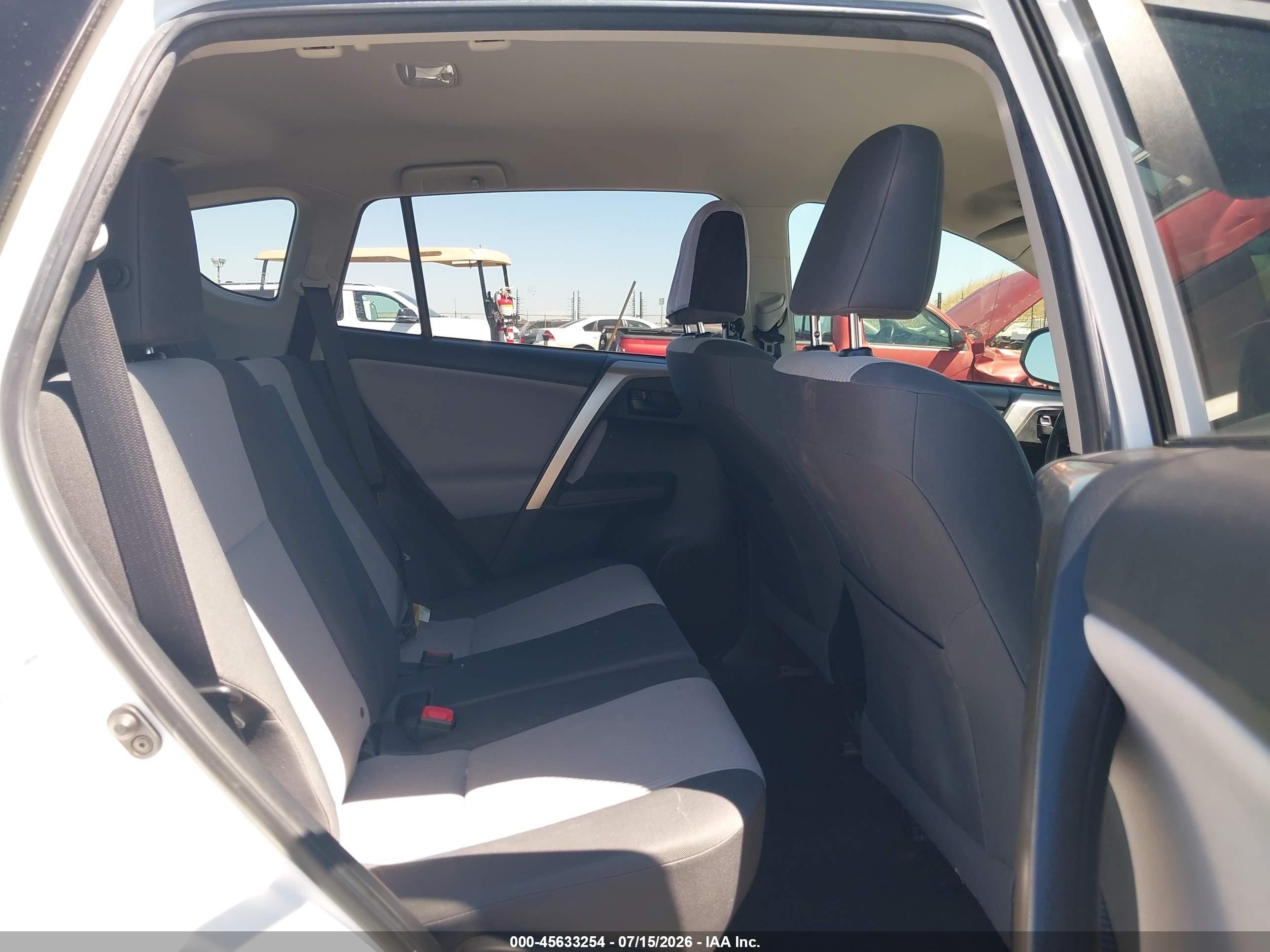 2015 Toyota Rav4 Le White vin: JTMZFREV3FD078644