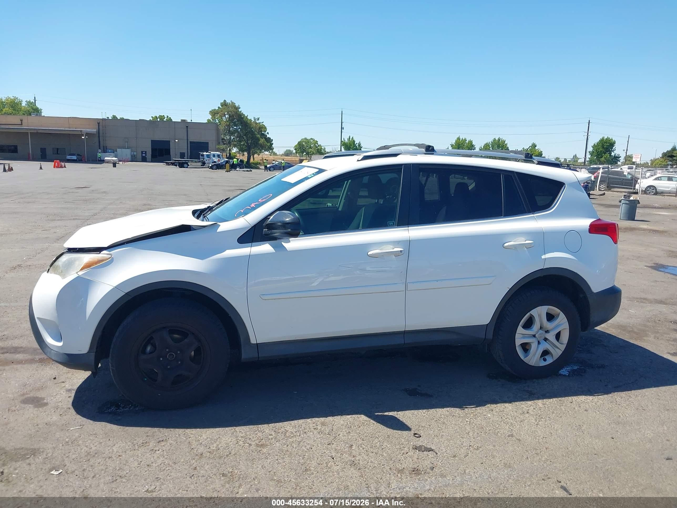 2015 Toyota Rav4 Le White vin: JTMZFREV3FD078644