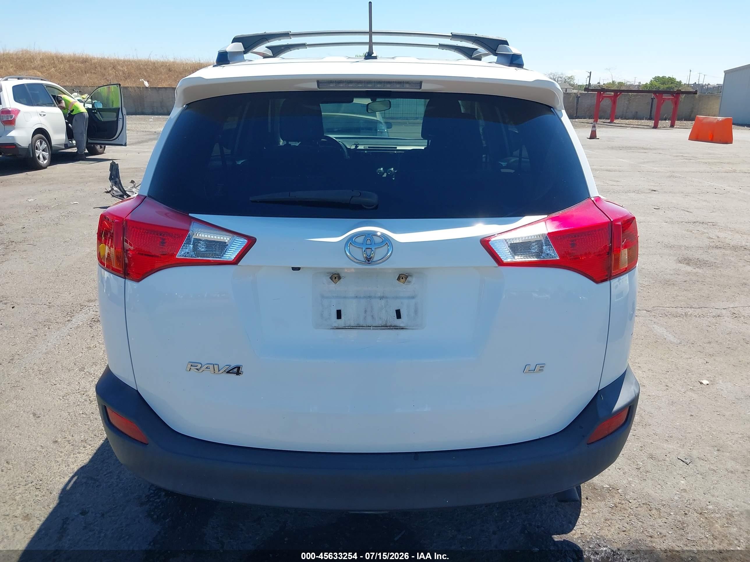 2015 Toyota Rav4 Le White vin: JTMZFREV3FD078644