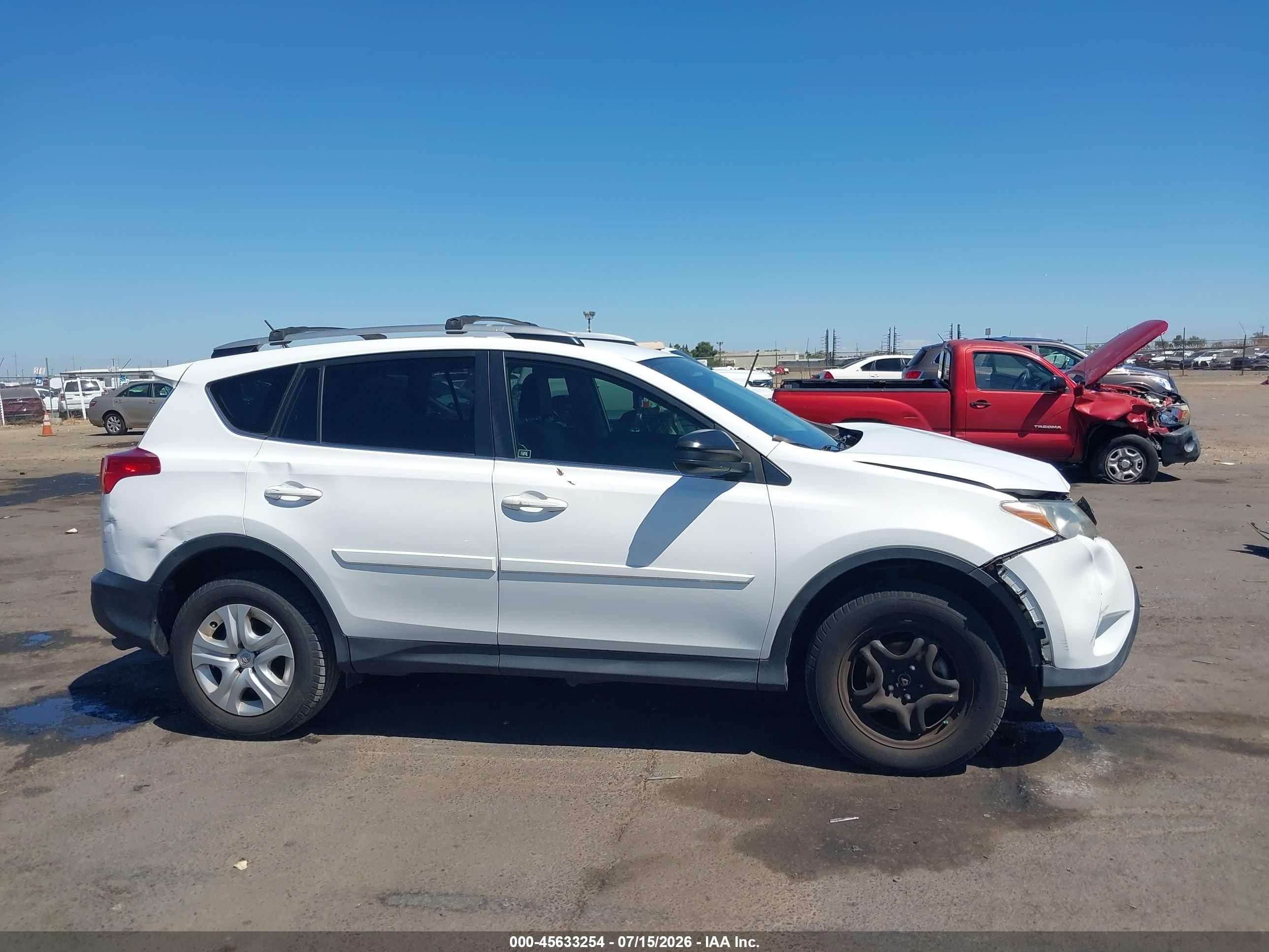 2015 Toyota Rav4 Le White vin: JTMZFREV3FD078644