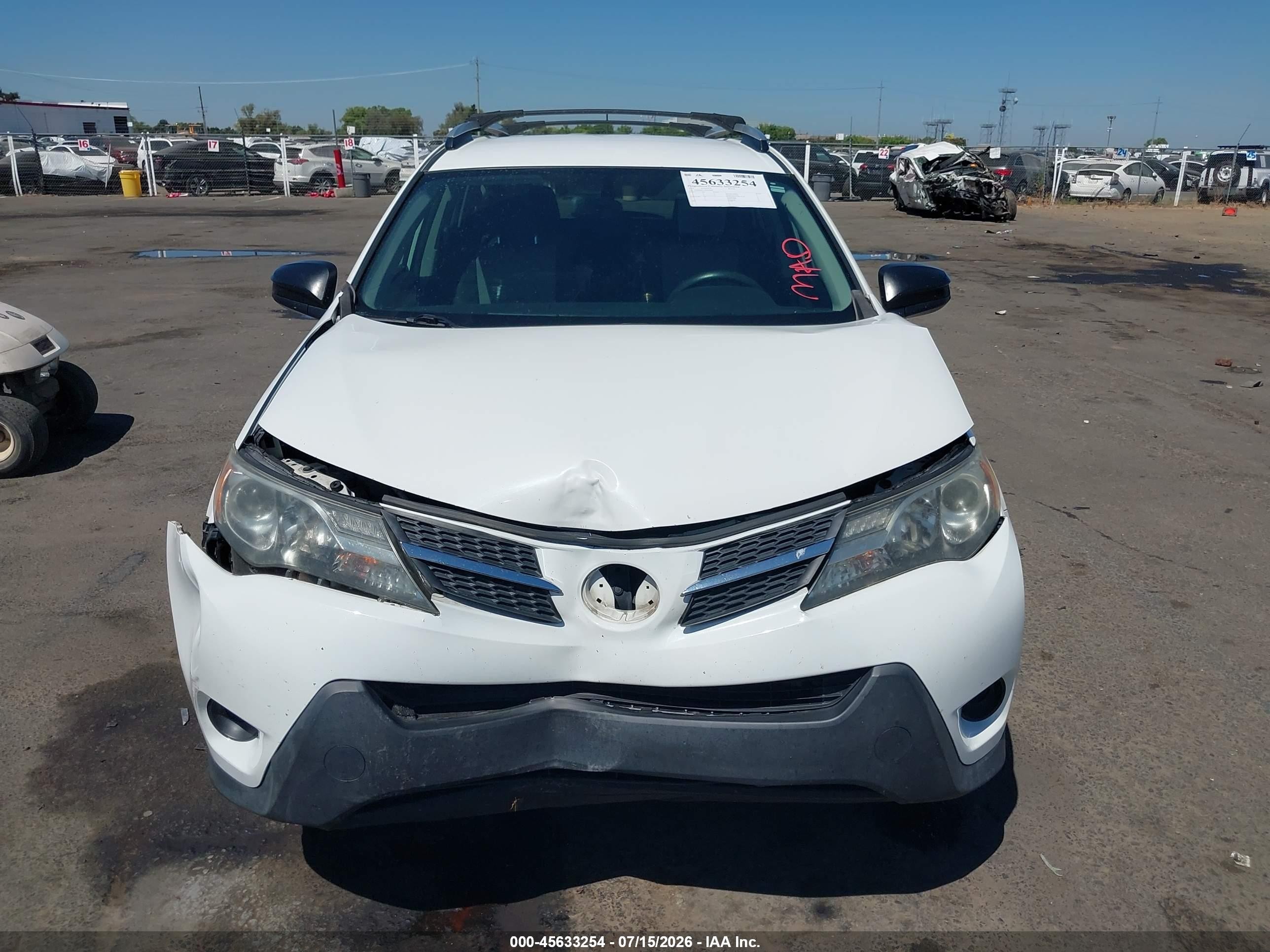 2015 Toyota Rav4 Le White vin: JTMZFREV3FD078644