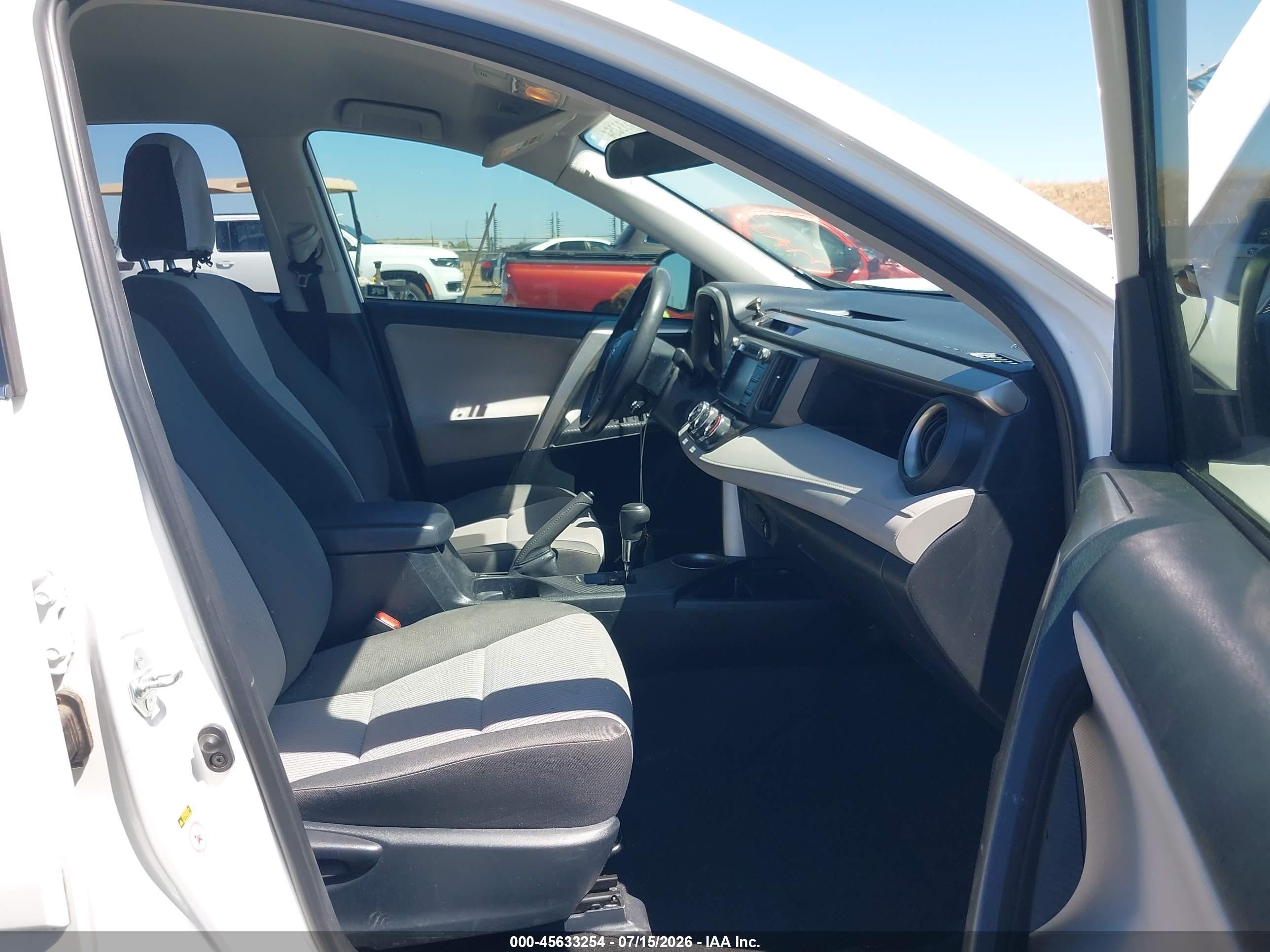 2015 Toyota Rav4 Le White vin: JTMZFREV3FD078644
