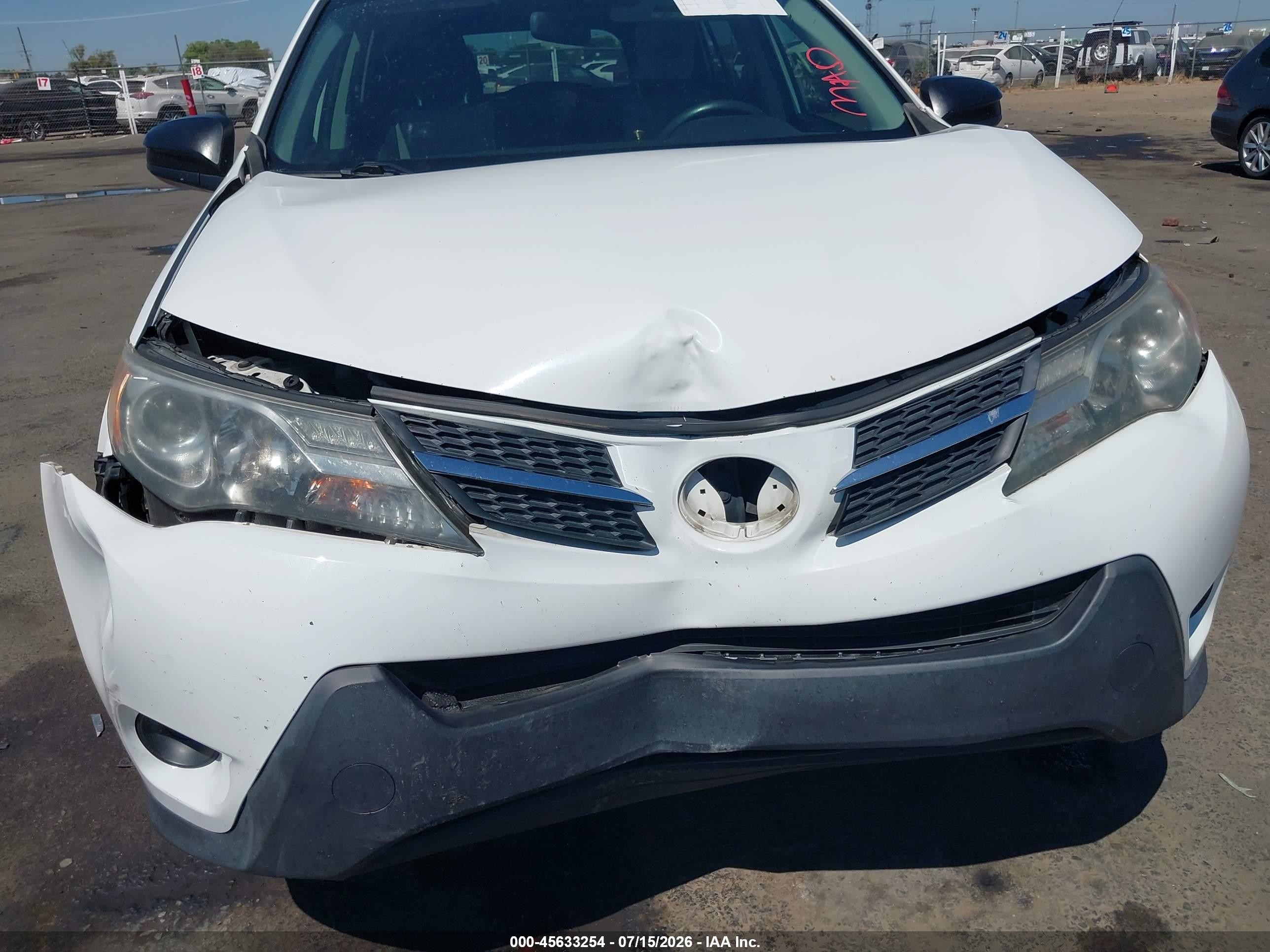 2015 Toyota Rav4 Le White vin: JTMZFREV3FD078644
