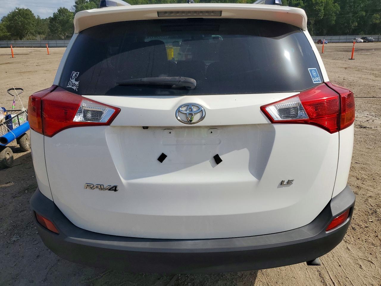 2015 Toyota Rav4 Le White vin: JTMZFREV3FJ028165