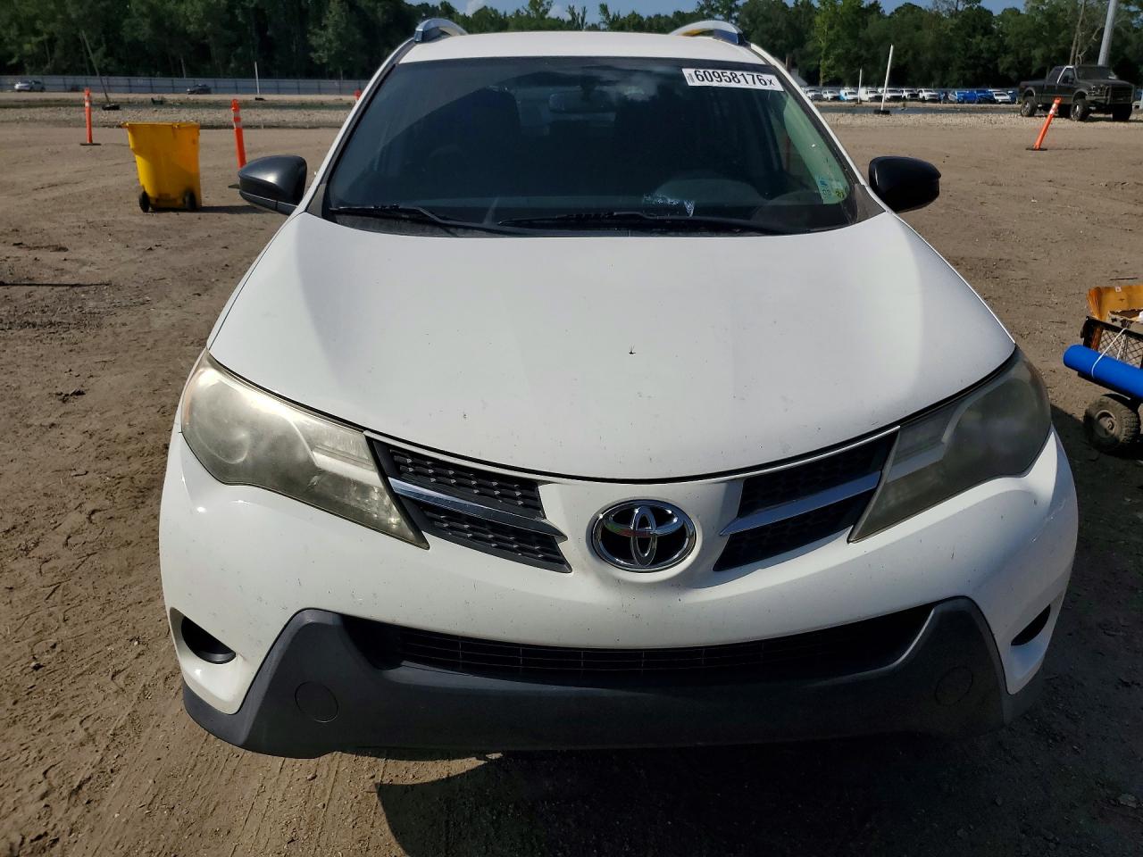 2015 Toyota Rav4 Le White vin: JTMZFREV3FJ028165