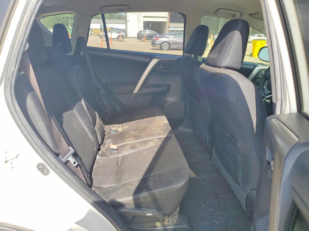 2015 Toyota Rav4 Le White vin: JTMZFREV3FJ028165