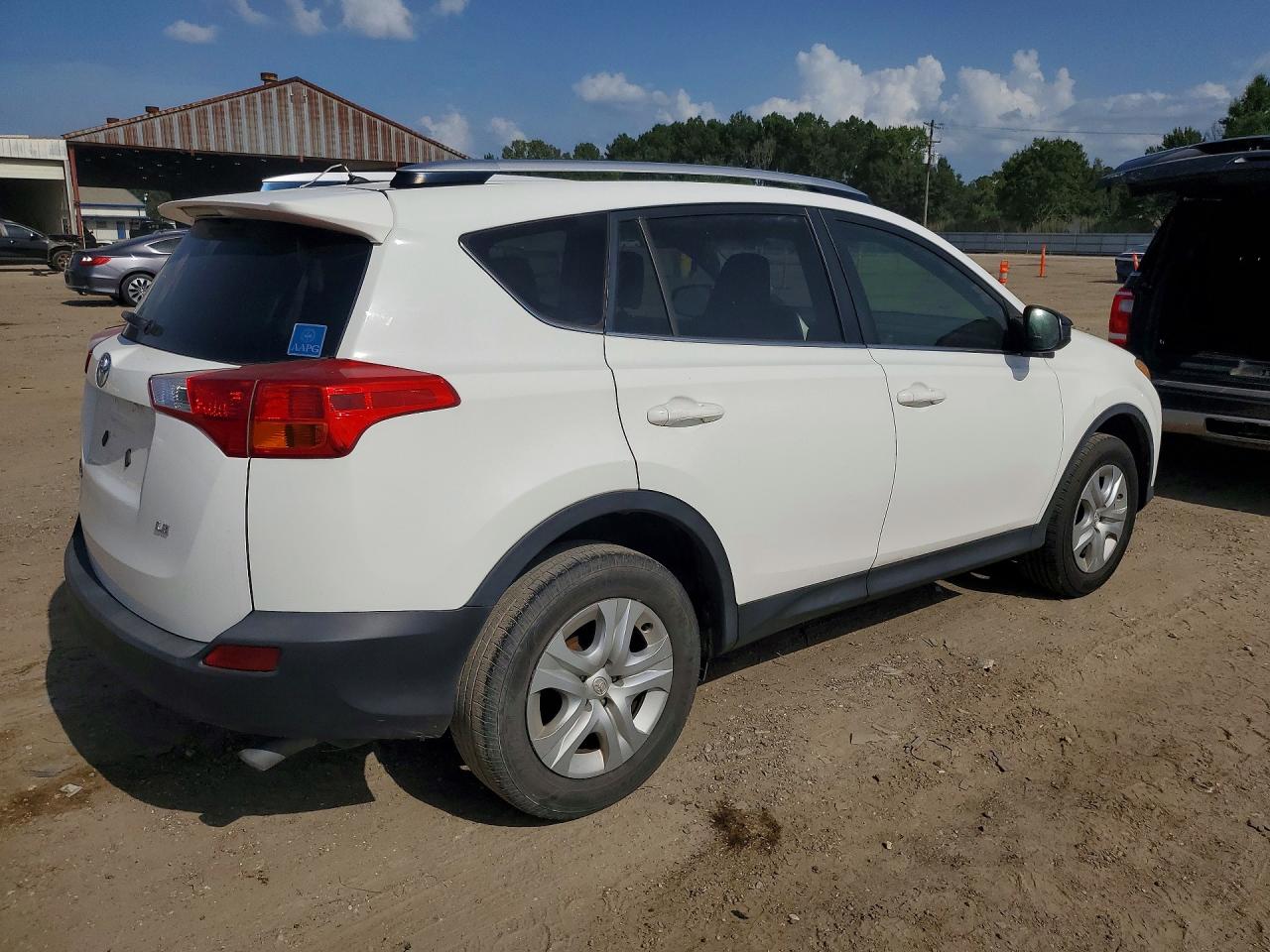 2015 Toyota Rav4 Le White vin: JTMZFREV3FJ028165